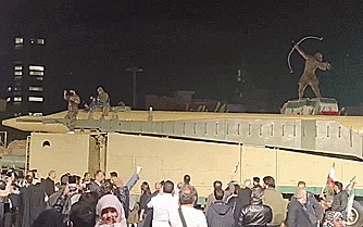 Bất chấp lệnh phong tỏa của Mỹ, Iran lần đầu thu được tiền từ Hormuz - Ảnh 2.