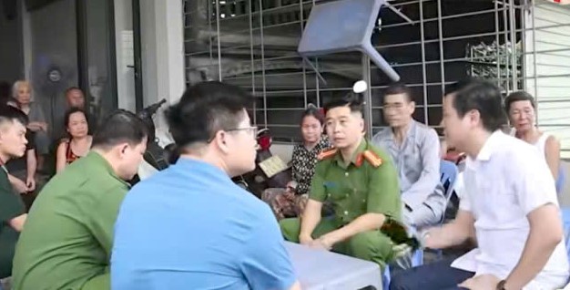 11 hộ d&acirc;n c&oacute; nguy cơ sụt xuống s&ocirc;ng, ch&iacute;nh quyền họp khẩn - Ảnh 2.