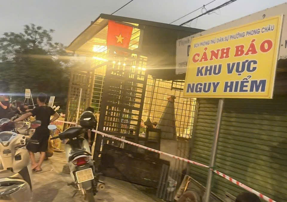 11 hộ dân có nguy cơ sụt xuống sông, chính quyền họp khẩn - Ảnh 1.