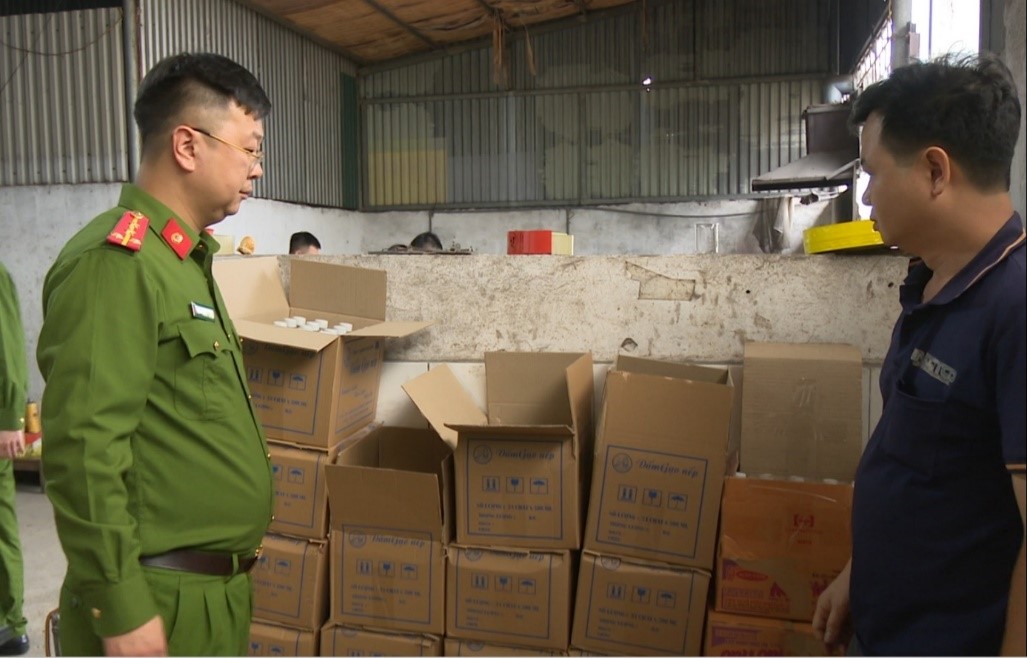 Bắt mẹ con sản xuất giấm giả từ axit tại Quảng Ninh năm 2026 - Ảnh 1.