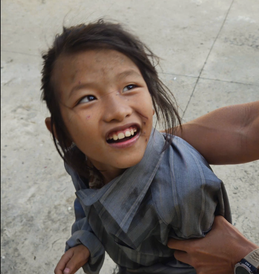 Tìm người thân cho bé gái đi lạc tại Cần Thơ , tinh thần chưa ổn định - Ảnh 1.