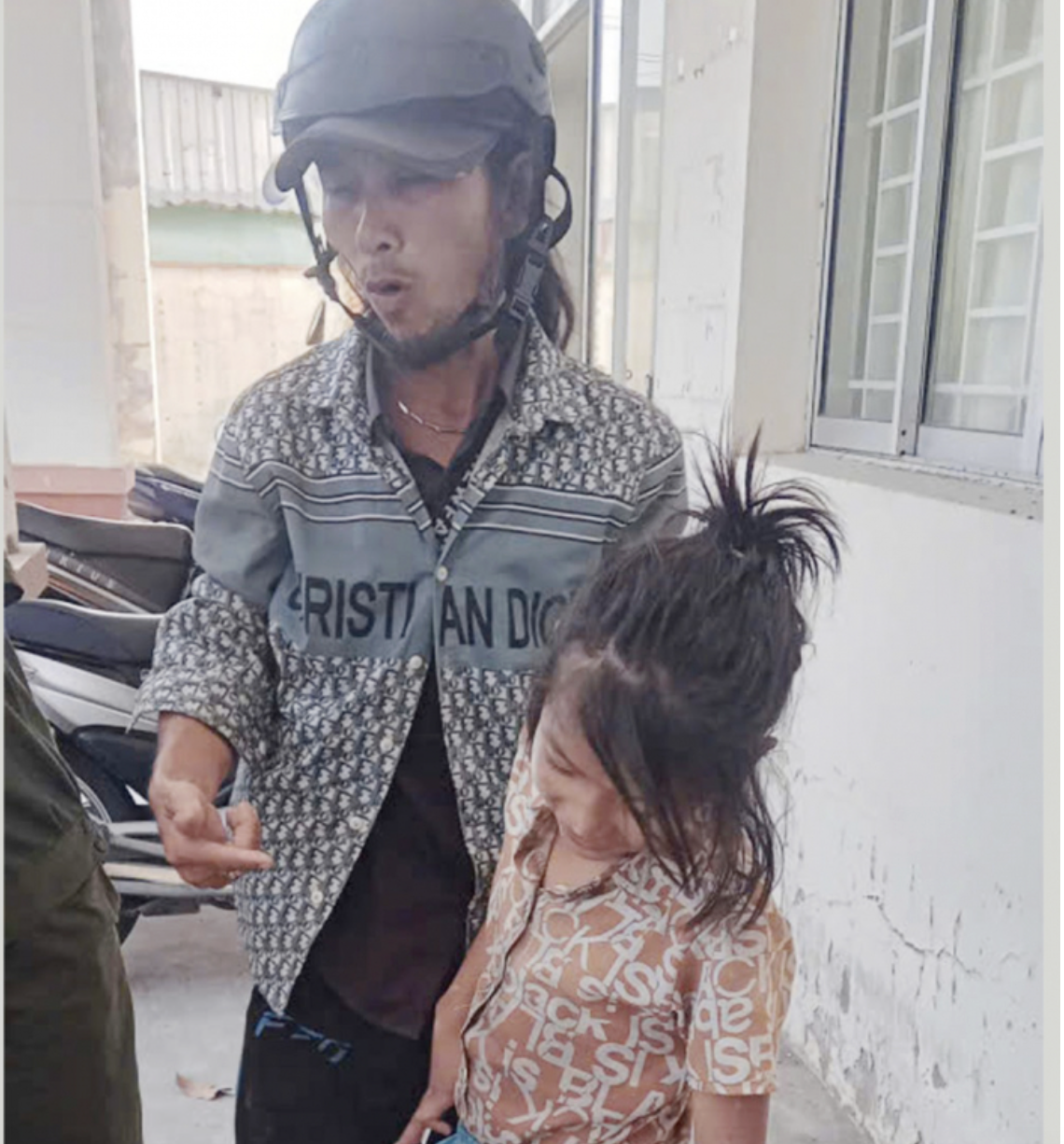 Công an Cần Thơ tìm người thân bé gái đi lạc an toàn - Ảnh 1.