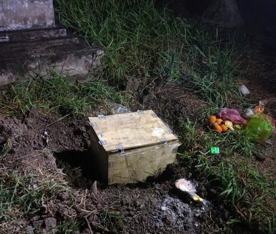 Bàng hoàng phát hiện thi thể bé trai sơ sinh trong thùng gỗ - Ảnh 1.