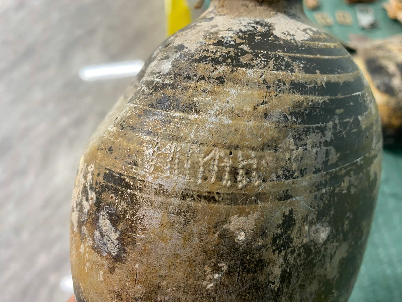 Tìm thấy 3 hài cốt liệt sĩ cùng nhiều di vật quan trọng, có 3 bát ăn cơm B52 - Ảnh 2.