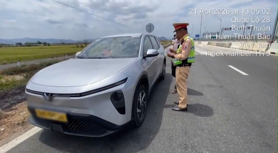 Không bằng lái vẫn chạy 103 km/h trên cao tốc, tài xế nhận “cái kết đắng” - Ảnh 1.