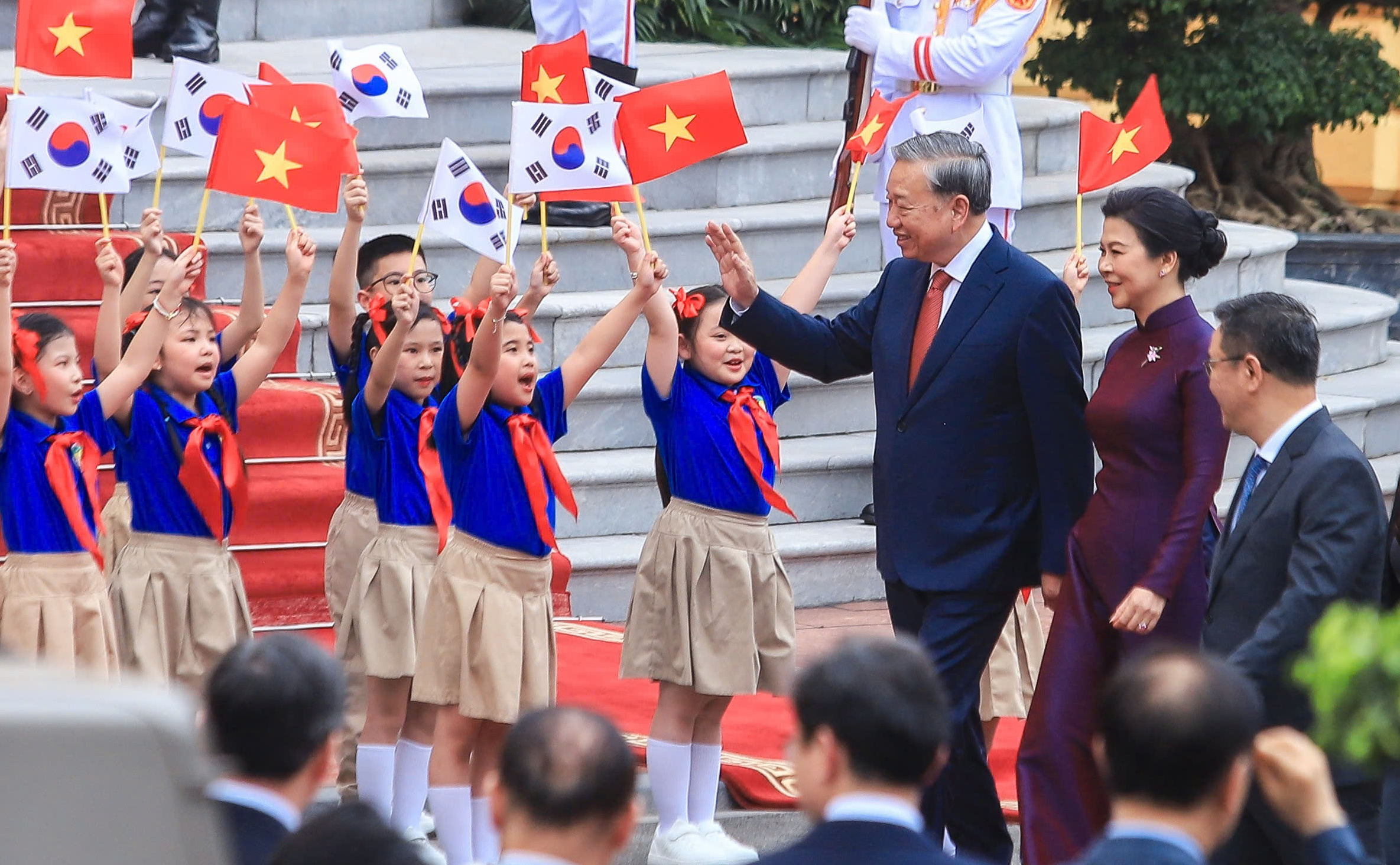 Việt Nam bắn 21 loạt đại b&aacute;c ch&agrave;o mừng Tổng thống H&agrave;n Quốc - Ảnh 5.