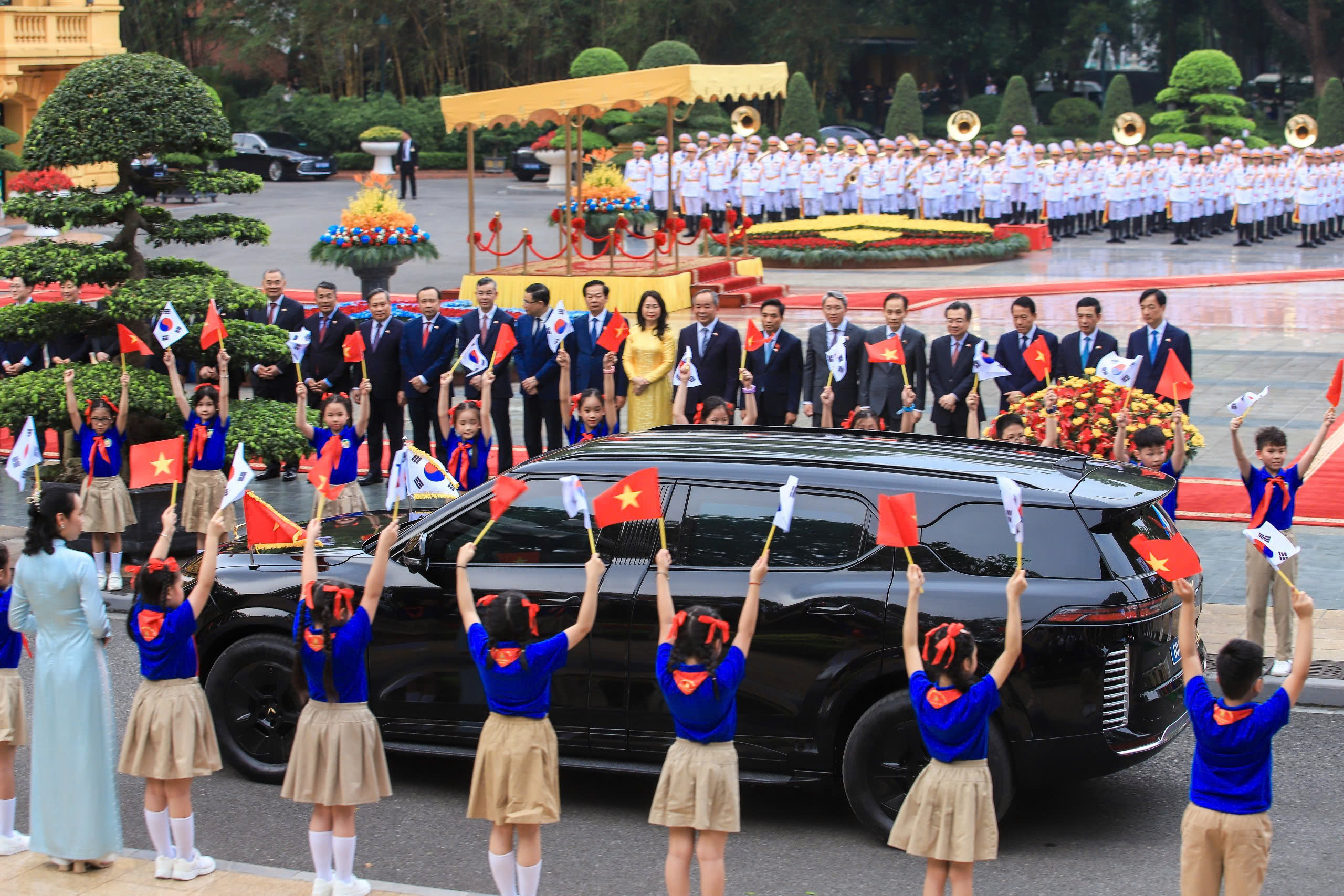 Việt Nam bắn 21 loạt đại b&aacute;c ch&agrave;o mừng Tổng thống H&agrave;n Quốc - Ảnh 6.