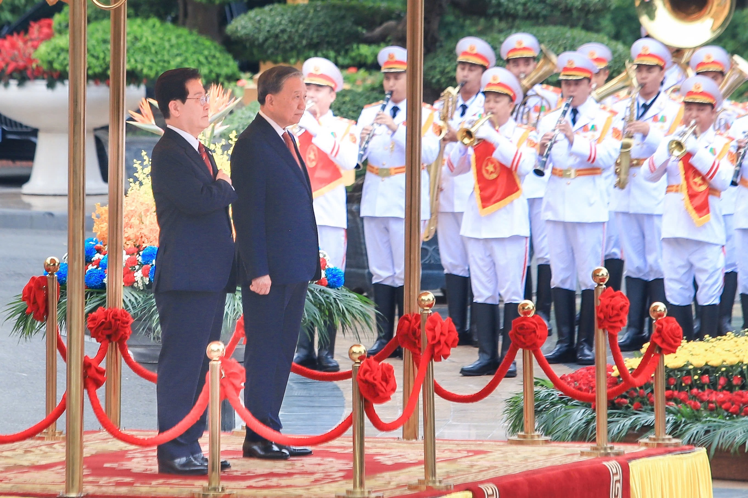 Việt Nam bắn 21 loạt đại b&aacute;c ch&agrave;o mừng Tổng thống H&agrave;n Quốc - Ảnh 9.