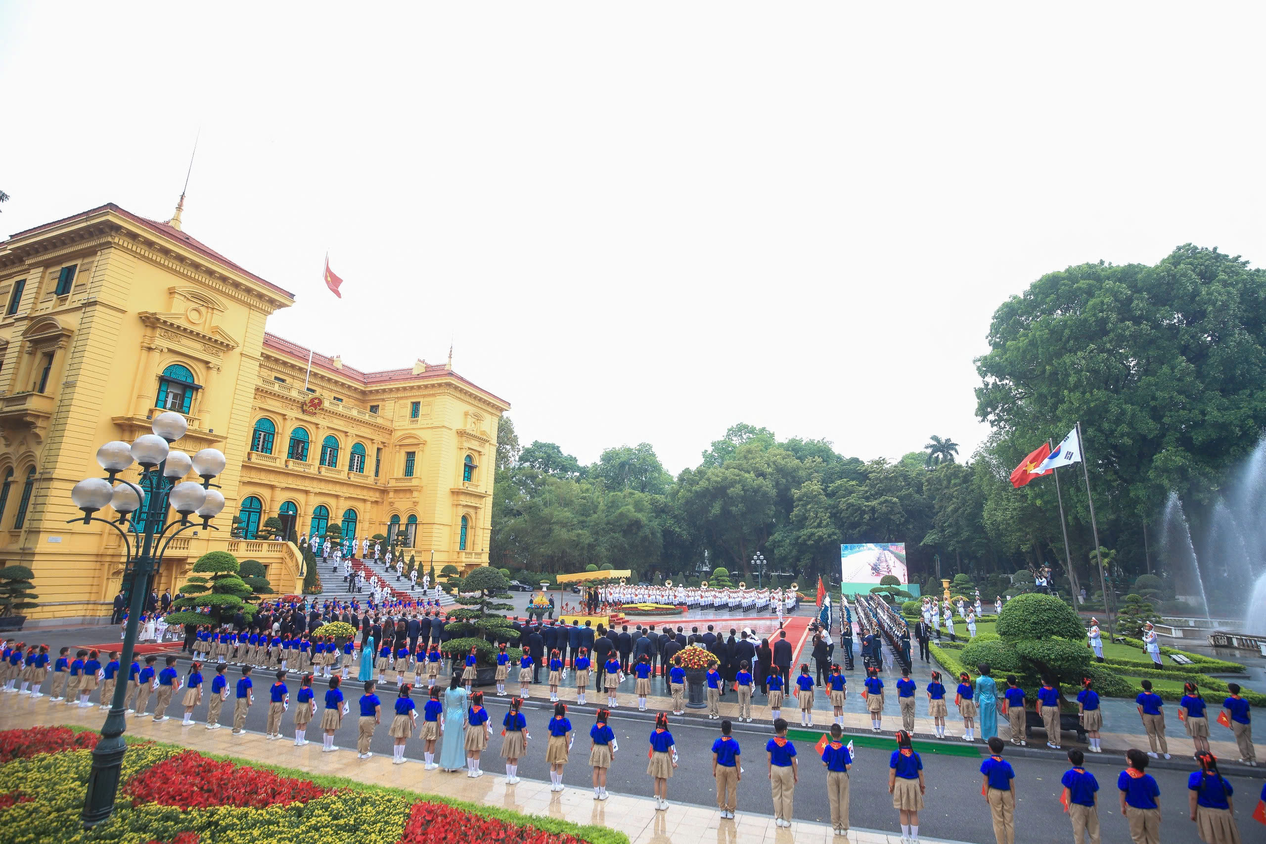 Việt Nam bắn 21 loạt đại b&aacute;c ch&agrave;o mừng Tổng thống H&agrave;n Quốc - Ảnh 10.