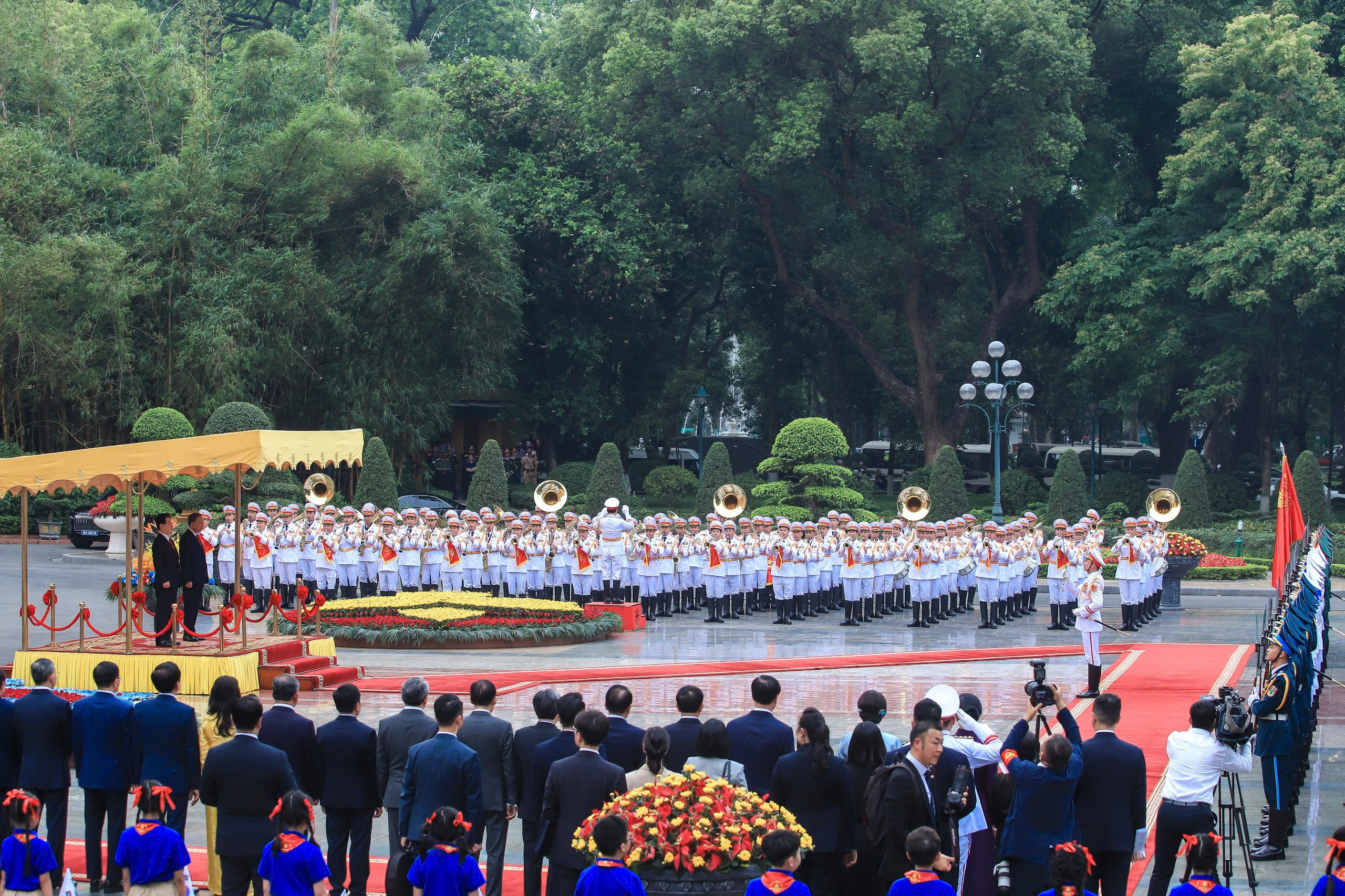 Việt Nam bắn 21 loạt đại b&aacute;c ch&agrave;o mừng Tổng thống H&agrave;n Quốc - Ảnh 11.