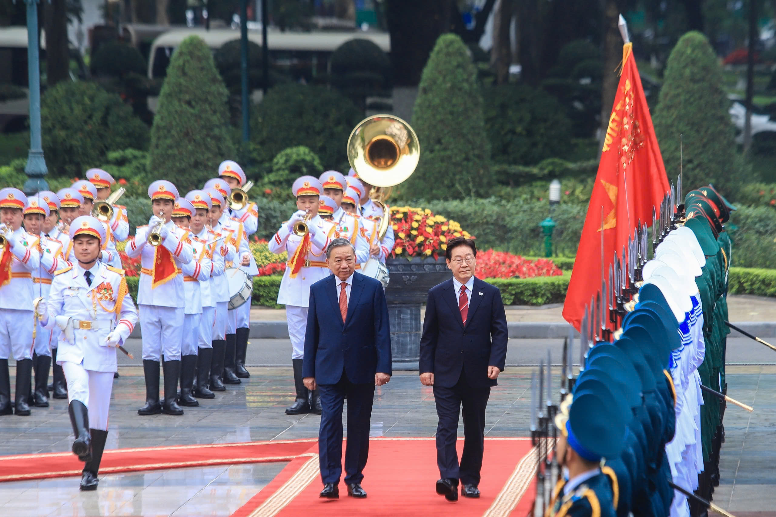 Việt Nam bắn 21 loạt đại b&aacute;c ch&agrave;o mừng Tổng thống H&agrave;n Quốc - Ảnh 12.