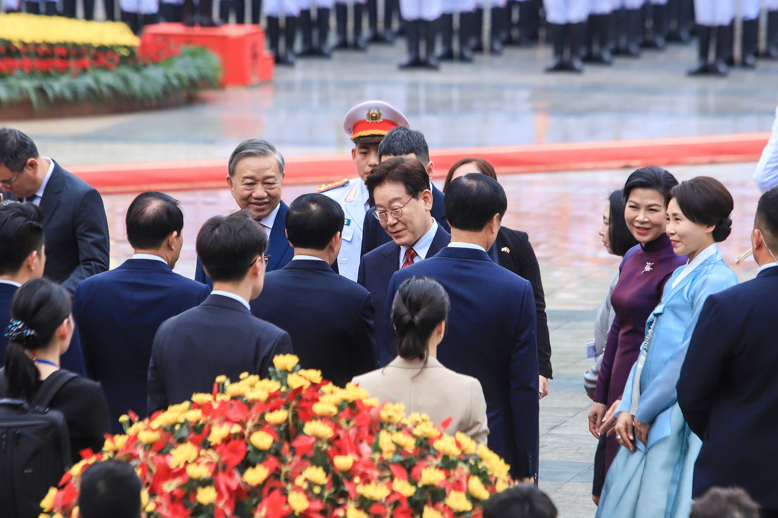 Việt Nam bắn 21 loạt đại b&aacute;c ch&agrave;o mừng Tổng thống H&agrave;n Quốc - Ảnh 14.