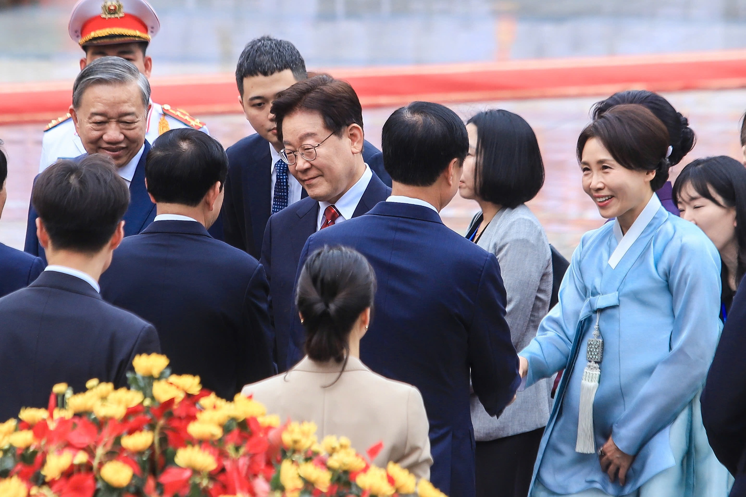 Việt Nam bắn 21 loạt đại b&aacute;c ch&agrave;o mừng Tổng thống H&agrave;n Quốc - Ảnh 15.