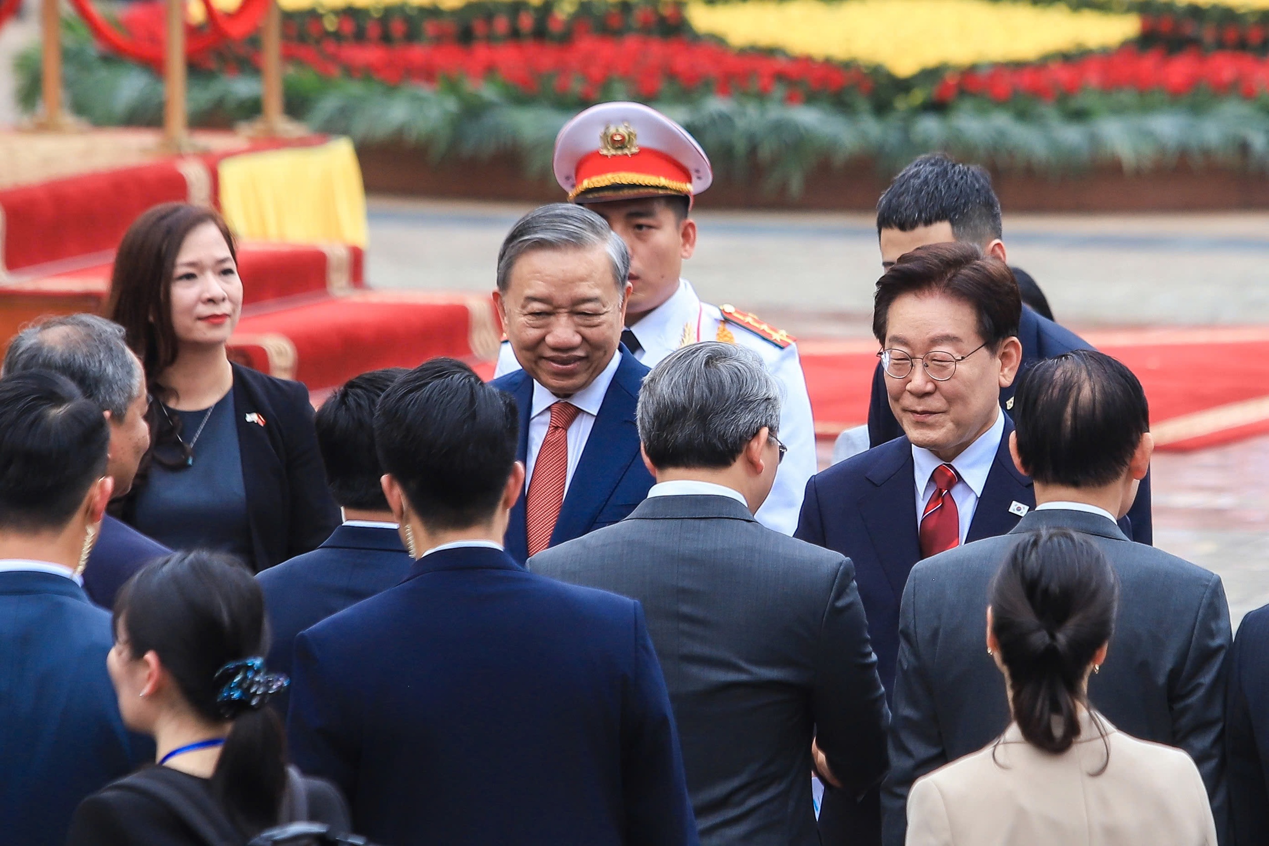 Việt Nam bắn 21 loạt đại b&aacute;c ch&agrave;o mừng Tổng thống H&agrave;n Quốc - Ảnh 16.