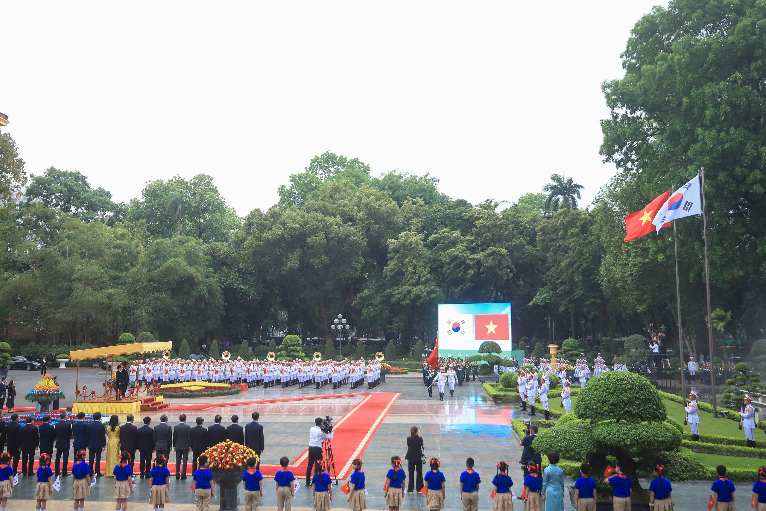 Việt Nam bắn 21 loạt đại b&aacute;c ch&agrave;o mừng Tổng thống H&agrave;n Quốc - Ảnh 17.