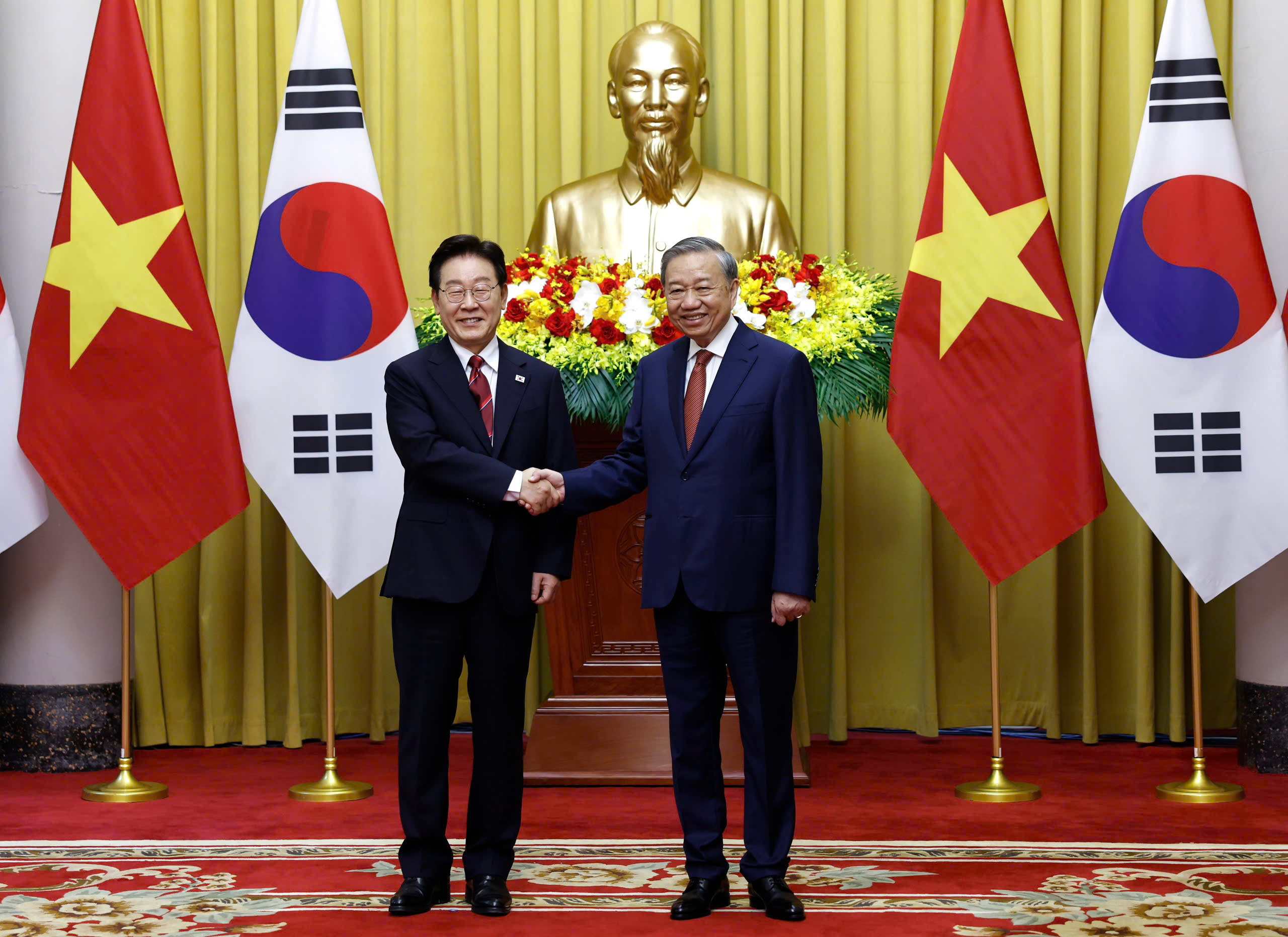 Việt Nam bắn 21 loạt đại b&aacute;c ch&agrave;o mừng Tổng thống H&agrave;n Quốc - Ảnh 20.