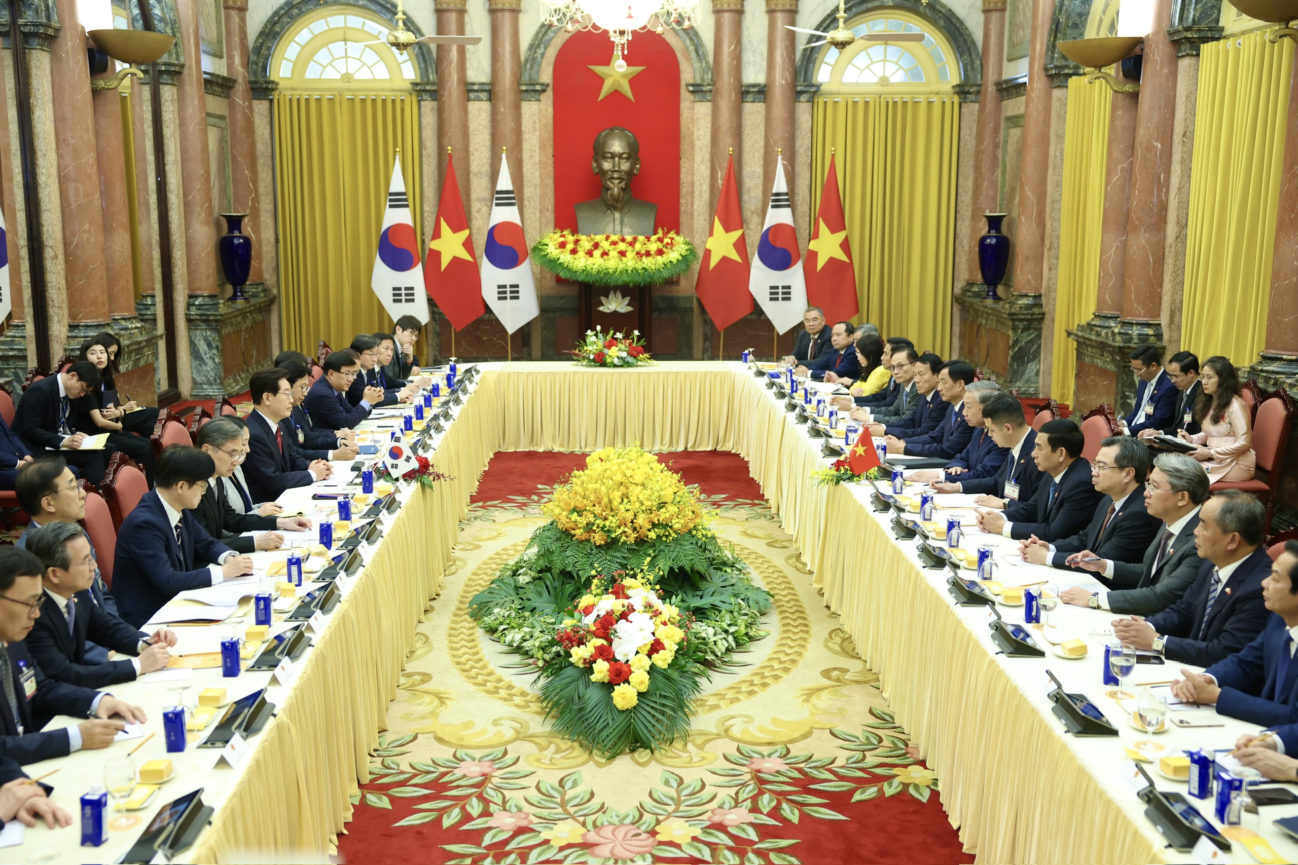 Tổng B&iacute; thư, Chủ tịch nước T&ocirc; L&acirc;m hội đ&agrave;m với Tổng thống H&agrave;n Quốc - Ảnh 3.