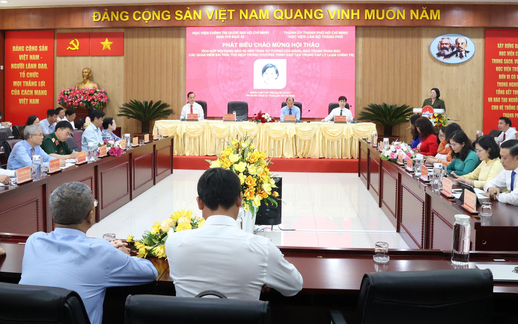X&acirc;y dựng Đảng vững mạnh trong kỷ nguy&ecirc;n số (*): Tạo "l&aacute; chắn" tư tưởng trong c&aacute;n bộ, đảng vi&ecirc;n - Ảnh 2.