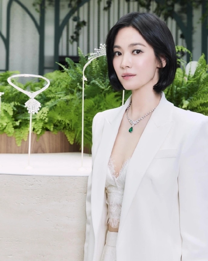 Song Hye-kyo khoe nhan sắc xinh đẹp như 