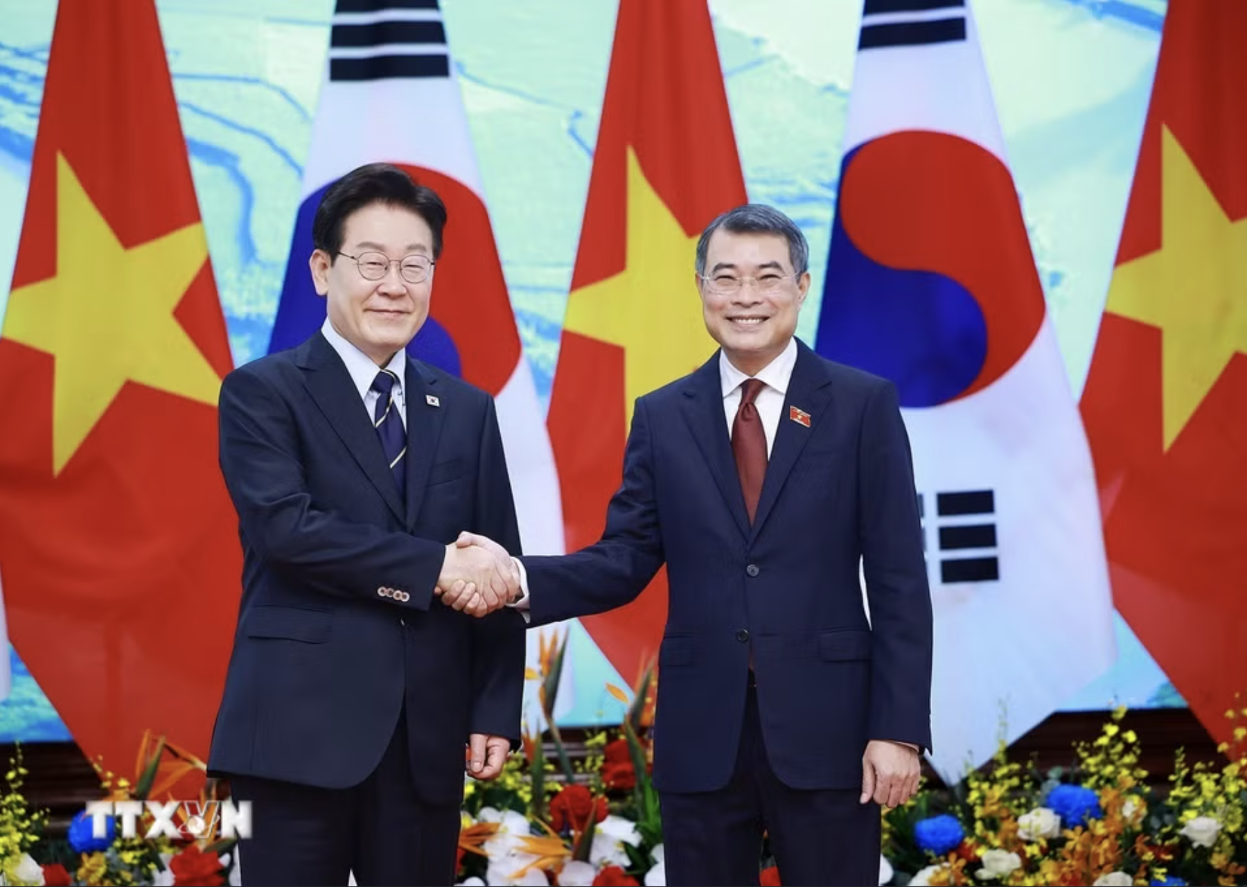 Thủ tướng Lê Minh Hưng hội kiến Tổng thống Hàn Quốc Lee Jae Myung - Ảnh 4.