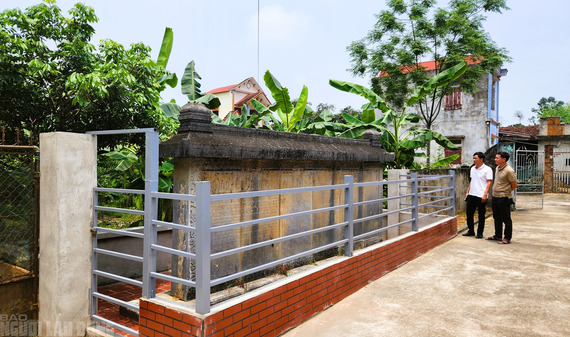 VIDEO: Hiện trạng bia cổ 300 năm ở Thanh H&oacute;a sau khi b&aacute;o ch&iacute; phản &aacute;nh - Ảnh 1.