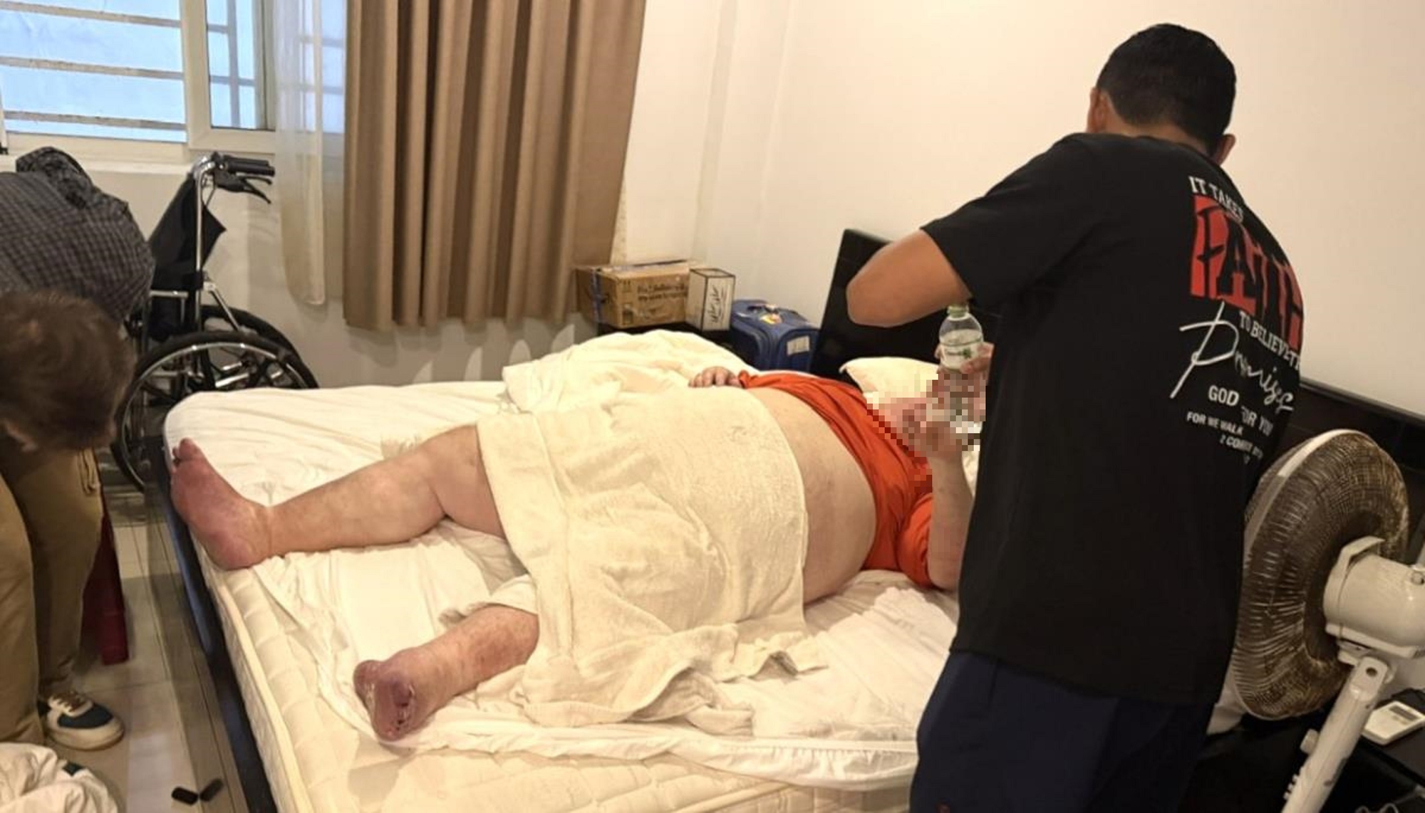 Du khách nặng gần 300 kg mắc kẹt trong nhà vệ sinh ở Đà Nẵng - Ảnh 1.