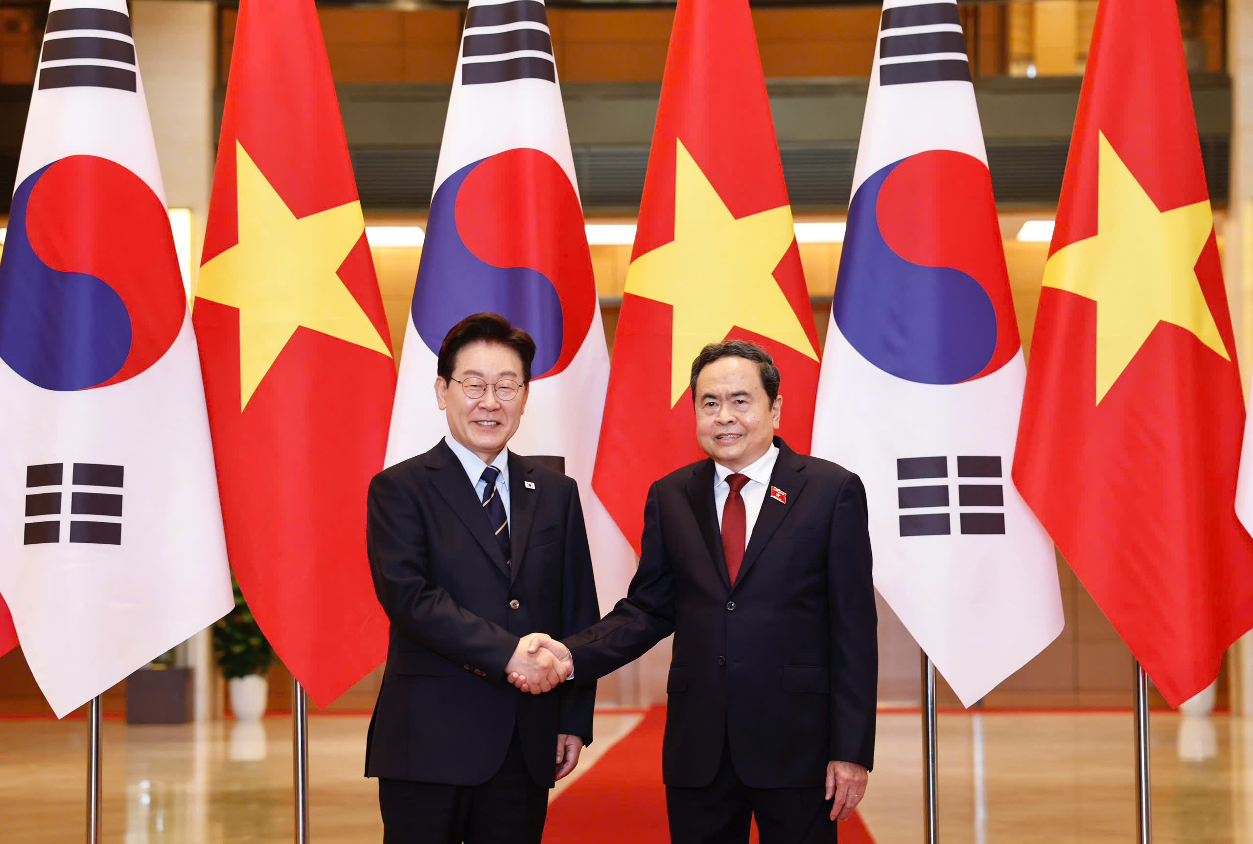 Chủ tịch Quốc hội Trần Thanh Mẫn hội kiến Tổng thống H&agrave;n Quốc Lee Jae Myung - Ảnh 1.