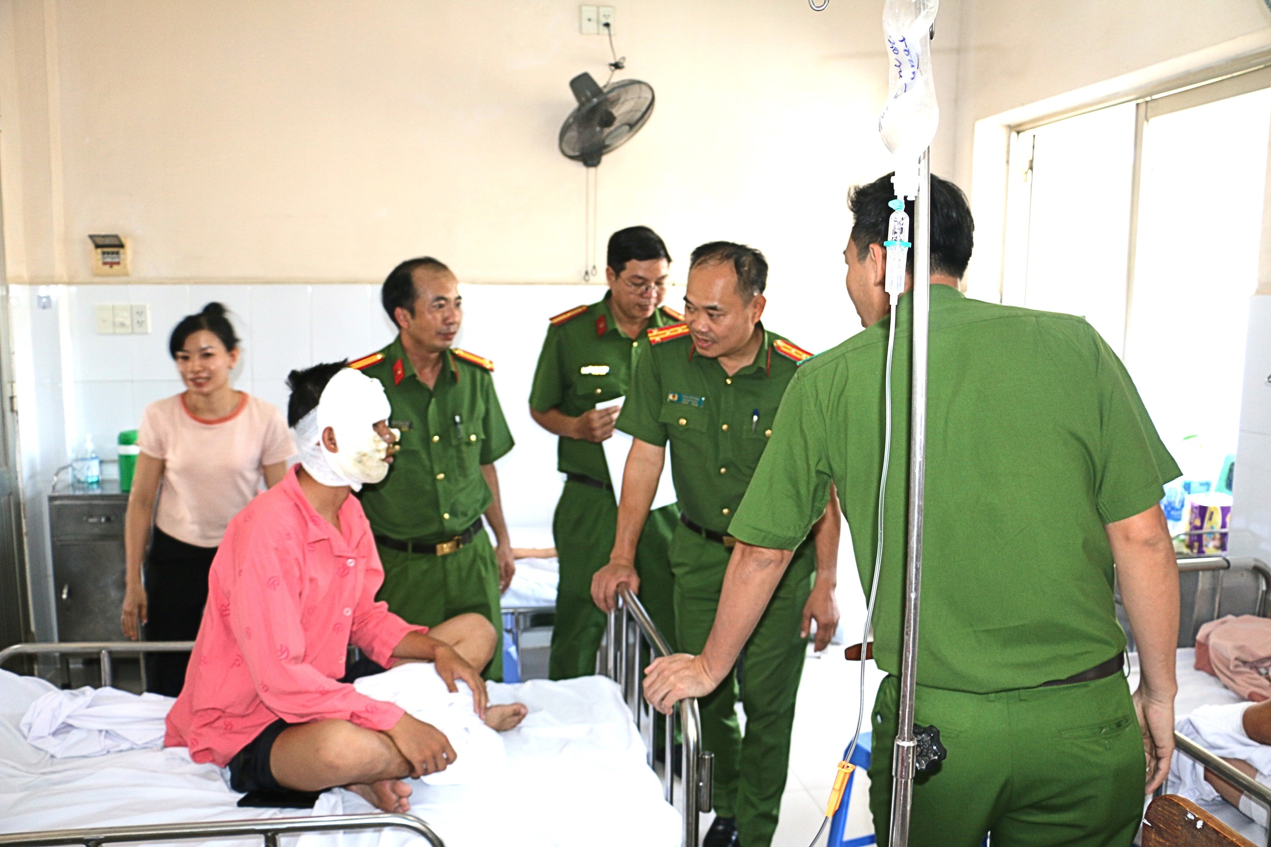 Thùng phuy chứa Acetol phát nổ khiến 2 cảnh sát TPHCM bị bỏng khi đang chữa cháy - Ảnh 2.