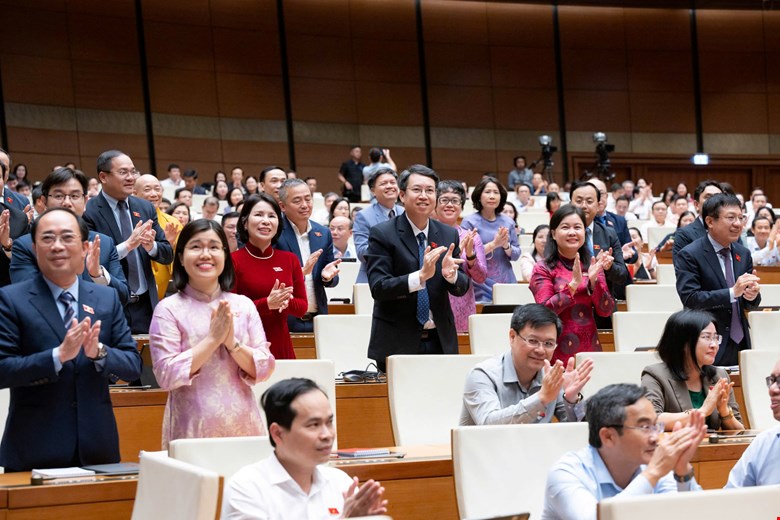 TP Hà Nội được quyết chính sách về tiền lương, tiền thưởng để thu hút nhân lực  - Ảnh 1.