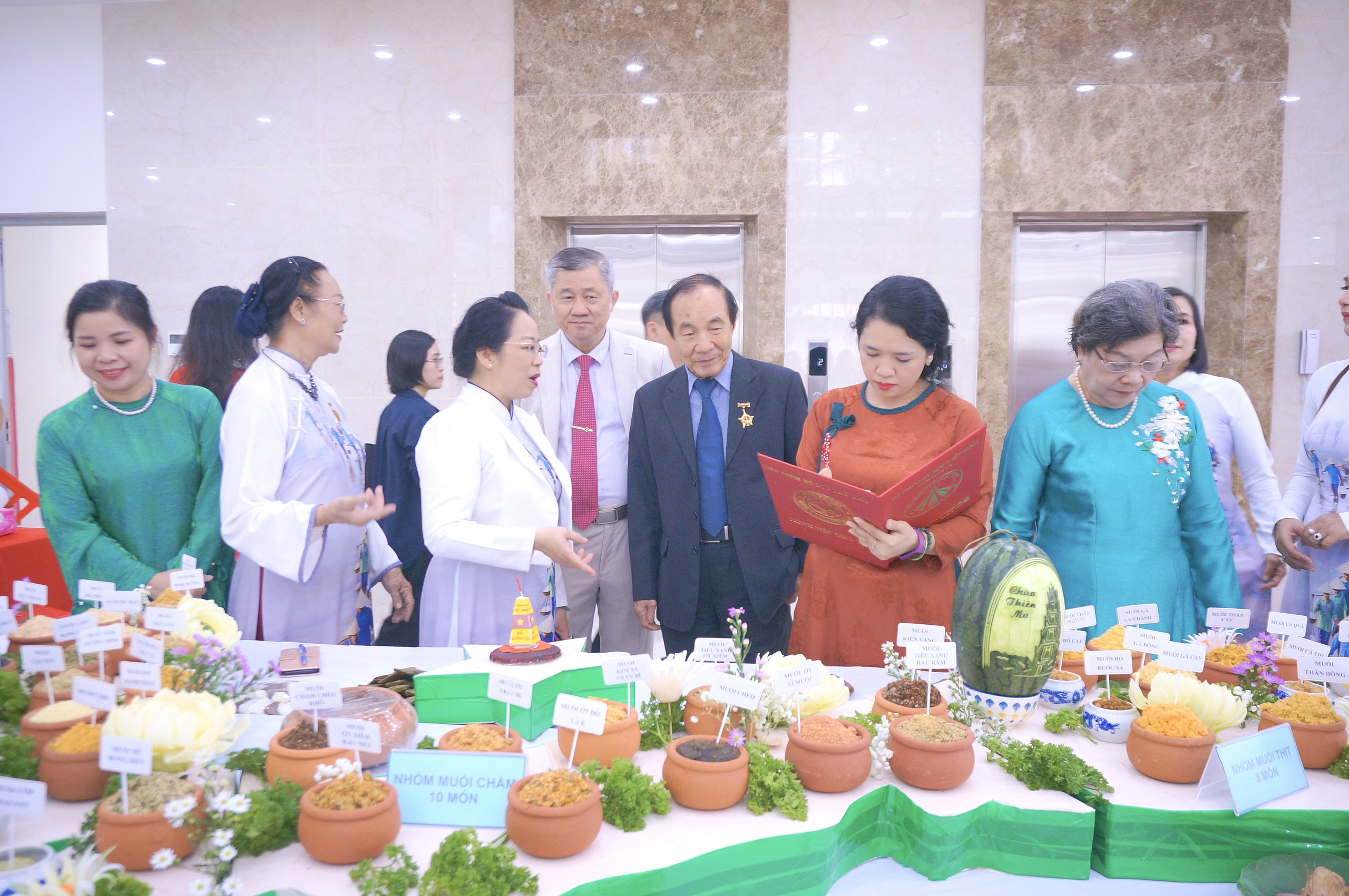 100 món muối độc đáo cùng áo dài Việt được vinh danh - Ảnh 1.