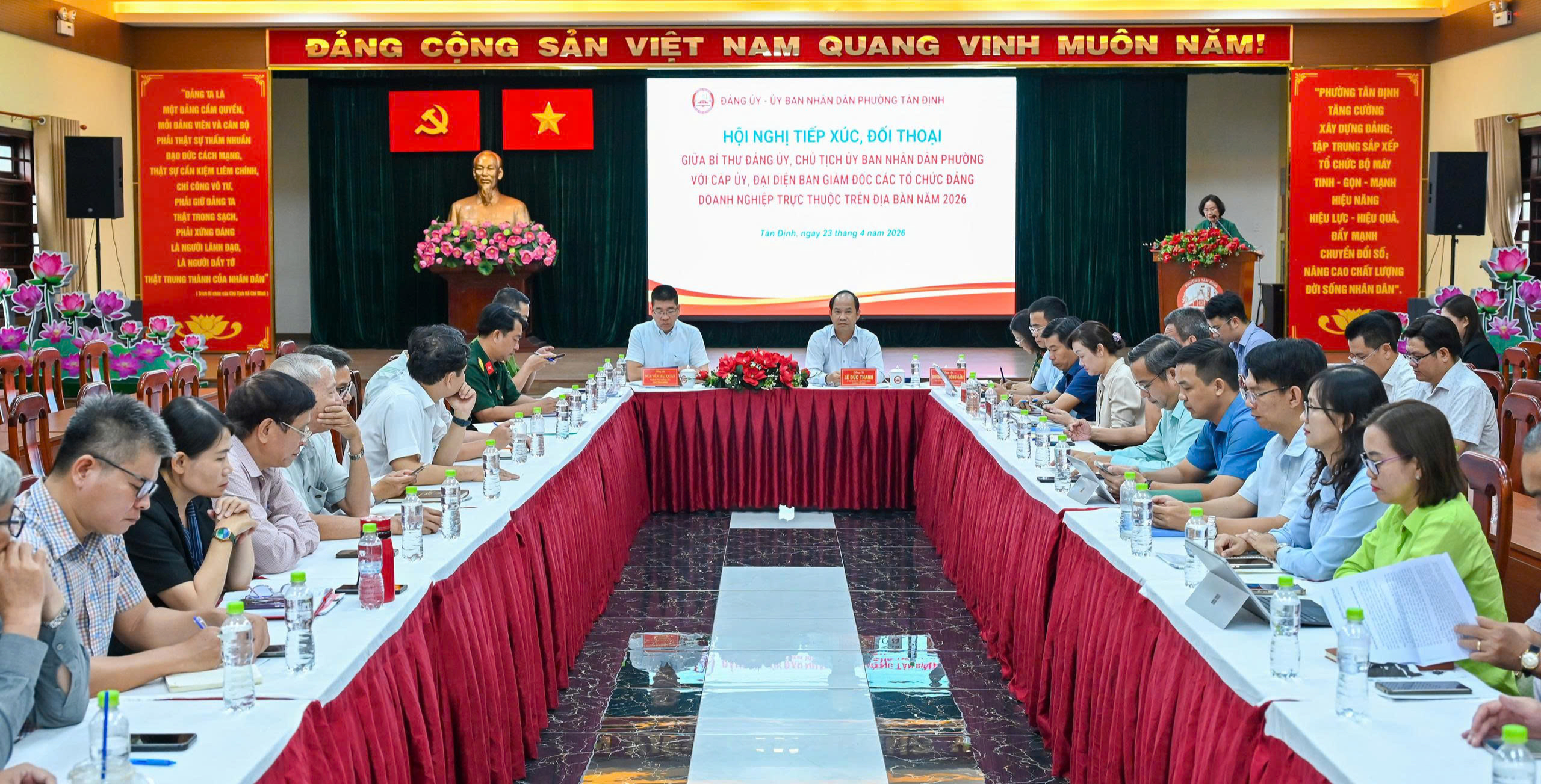 Phường Tân Định đối thoại doanh nghiệp: Gỡ vướng xây dựng Đảng từ thực tiễn - Ảnh 1.