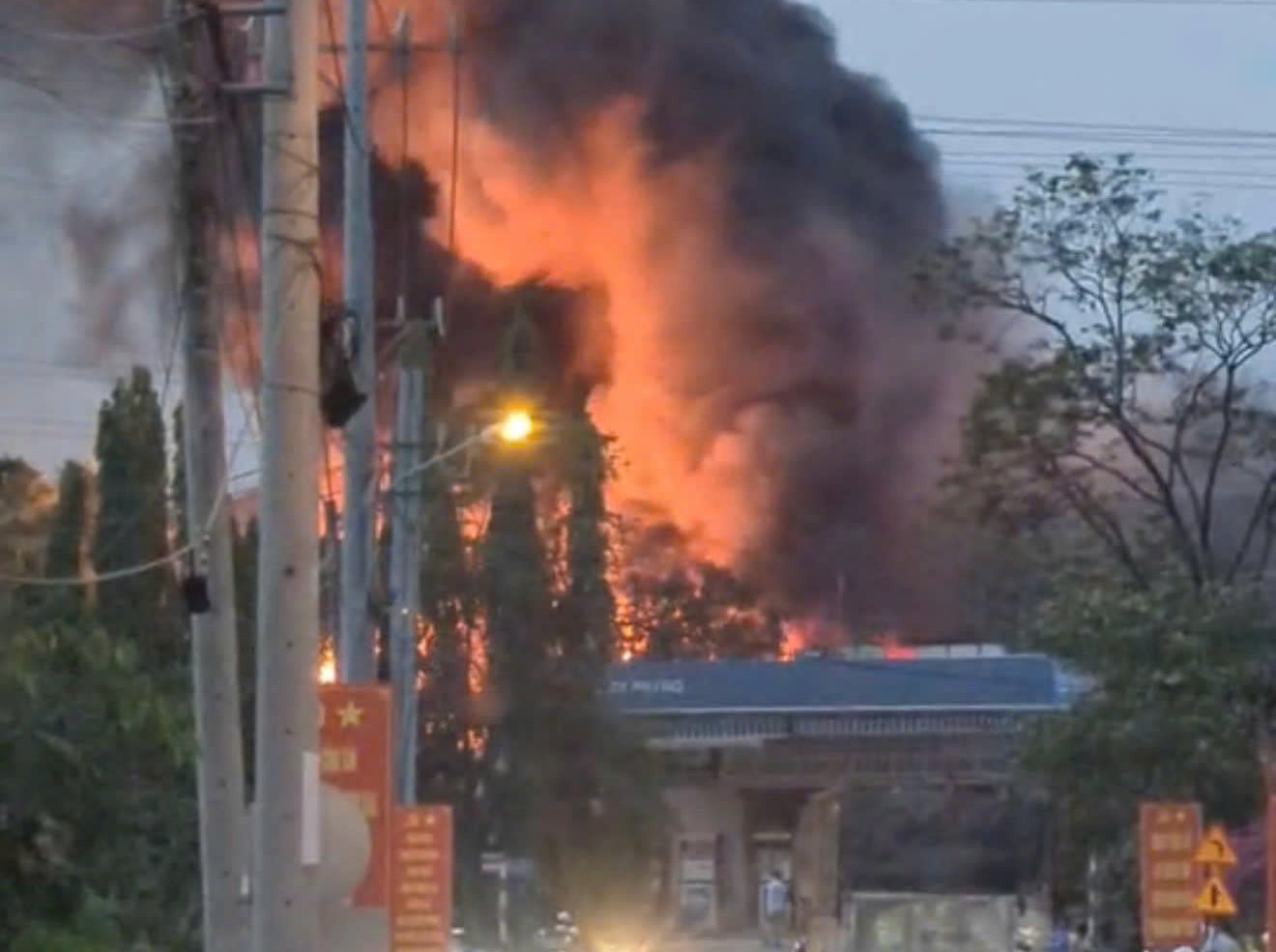 Thùng phuy chứa Acetol phát nổ khiến 2 cảnh sát TPHCM bị bỏng khi đang chữa cháy - Ảnh 1.