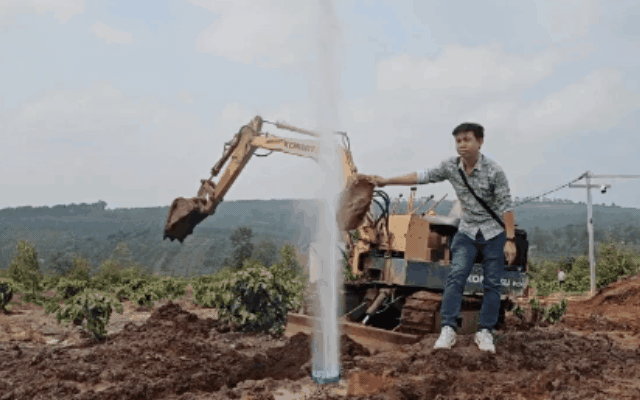 Giếng khoan ở Gia Lai phun cao h&agrave;ng chục m&eacute;t g&acirc;y ngỡ ng&agrave;ng cho người d&acirc;n - Ảnh 1.