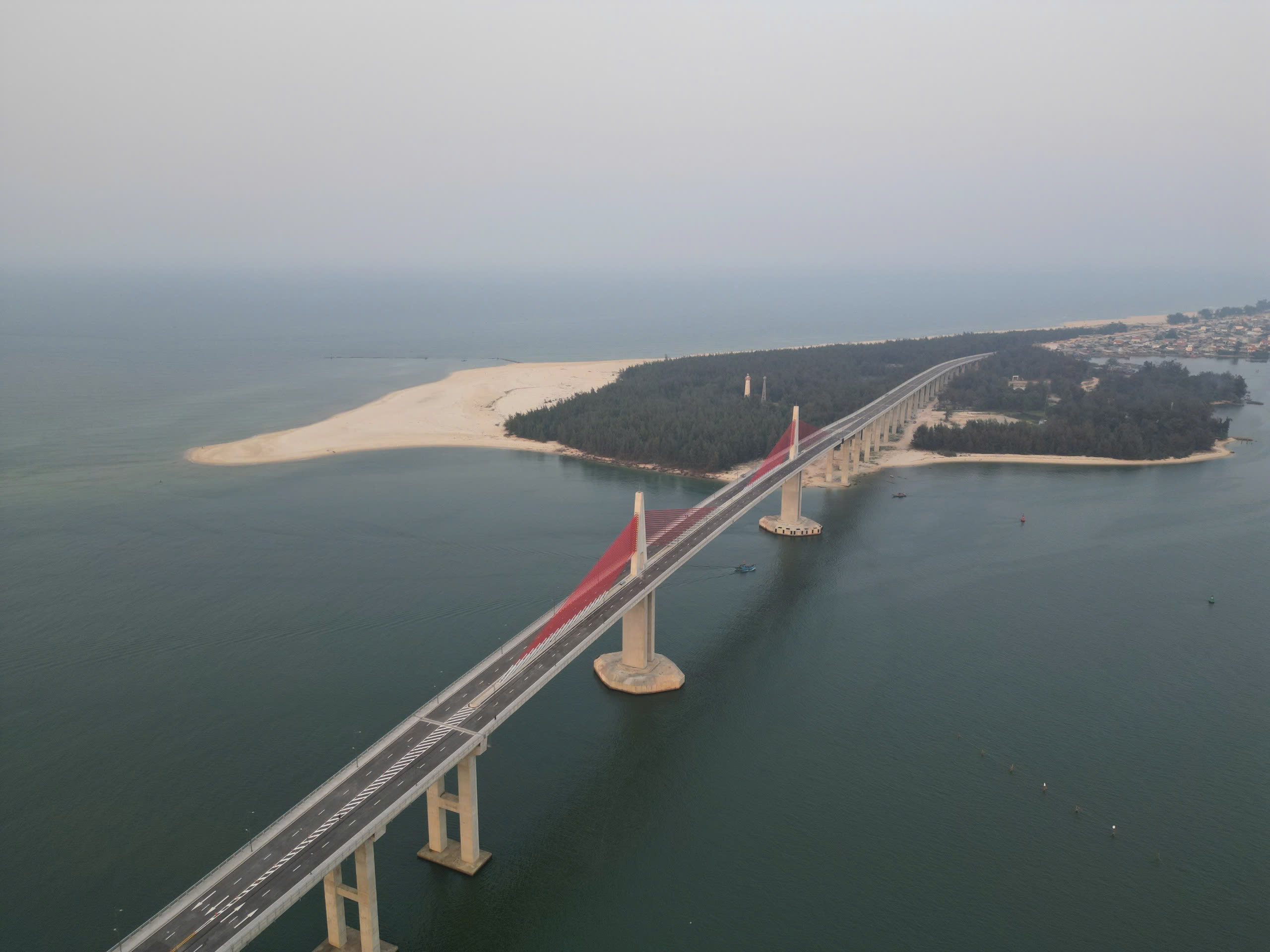 Tiết lộ kế hoạch thông xe cầu vượt cửa biển lớn nhất miền Trung - Ảnh 1.