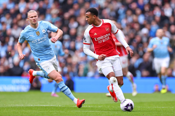 Man City tăng tốc về đ&iacute;ch - Ảnh 1.