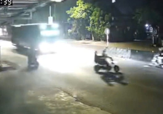 VIDEO: Qua đường thiếu quan s&aacute;t, xe m&aacute;y điện chở 2 người bị xe kh&aacute;ch t&ocirc;ng - Ảnh 1.