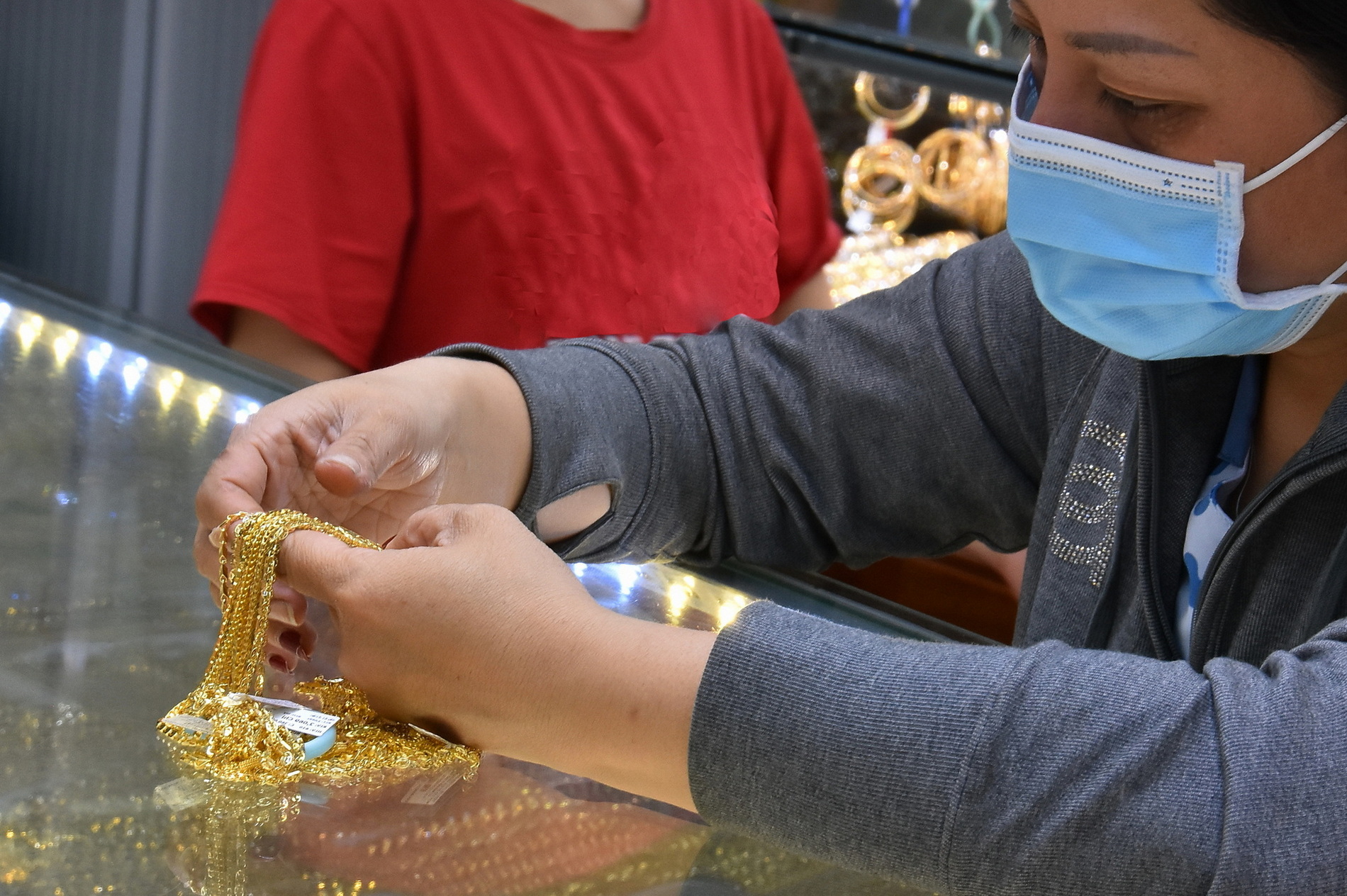 Giá vàng hôm nay, 24-4: Lao xuống - Ảnh 1.