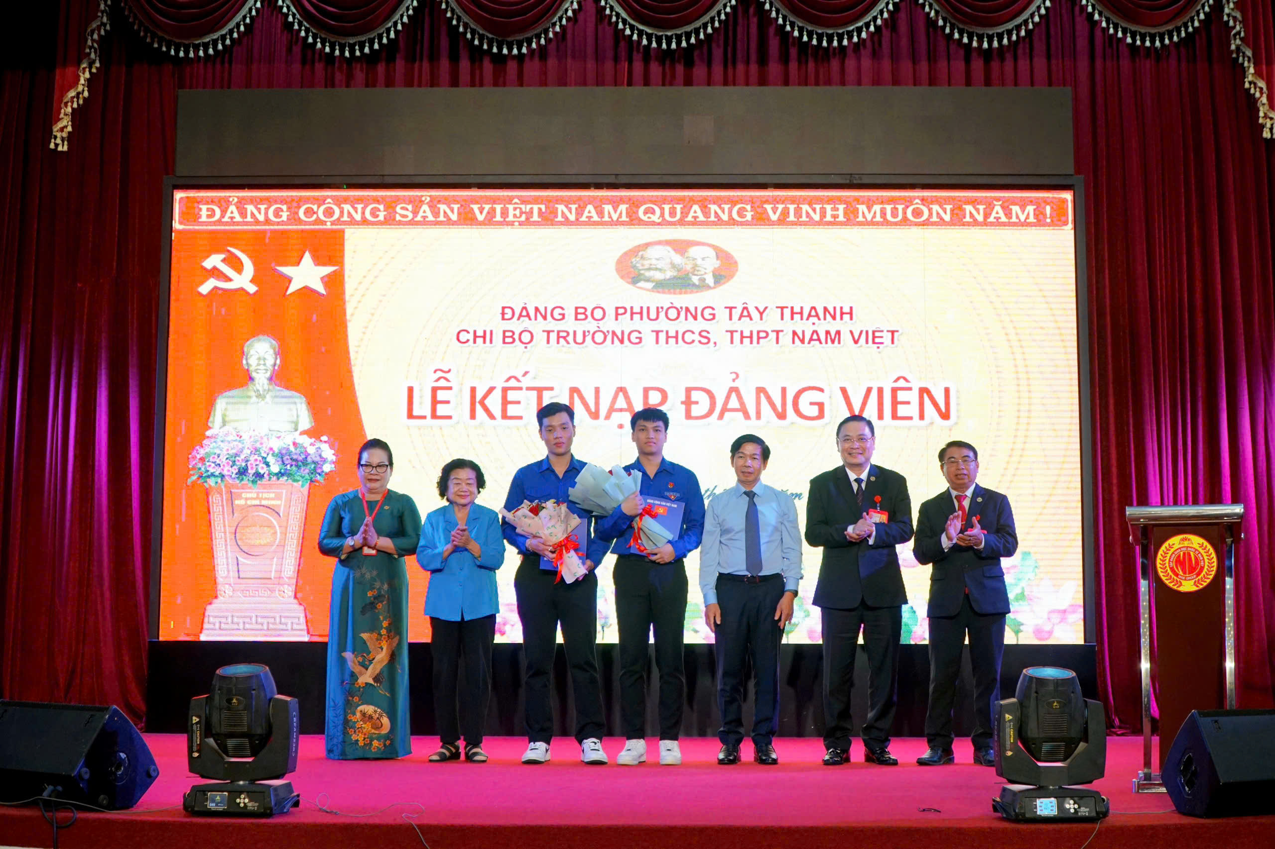 Nguyên Phó Chủ tịch nước Trương Mỹ Hoa dự lễ Kết nạp Đảng đặc biệt  - Ảnh 1.