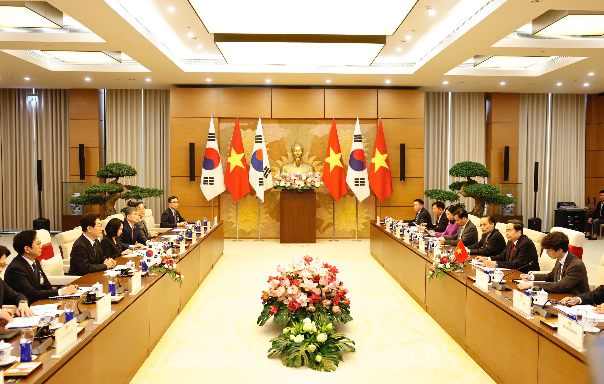 Chủ tịch Quốc hội Trần Thanh Mẫn hội kiến Tổng thống H&agrave;n Quốc Lee Jae Myung - Ảnh 2.