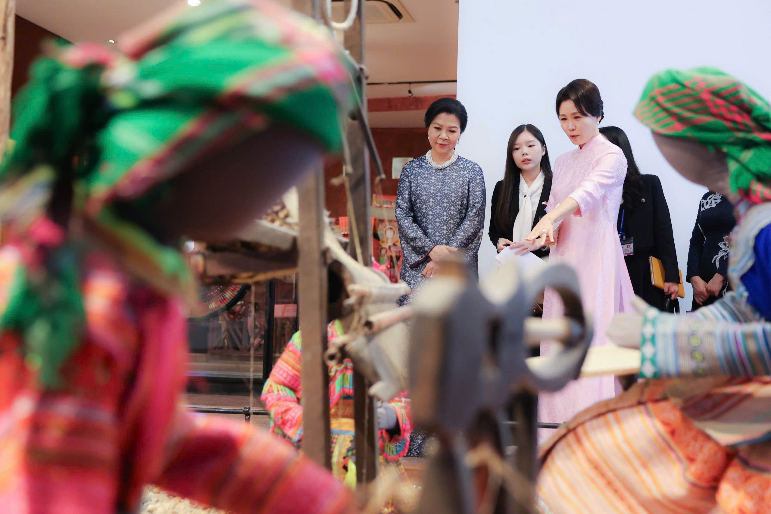 Hai Đệ nhất Phu nh&acirc;n Việt Nam - H&agrave;n Quốc thăm Bảo t&agrave;ng D&acirc;n tộc học Việt Nam - Ảnh 4.