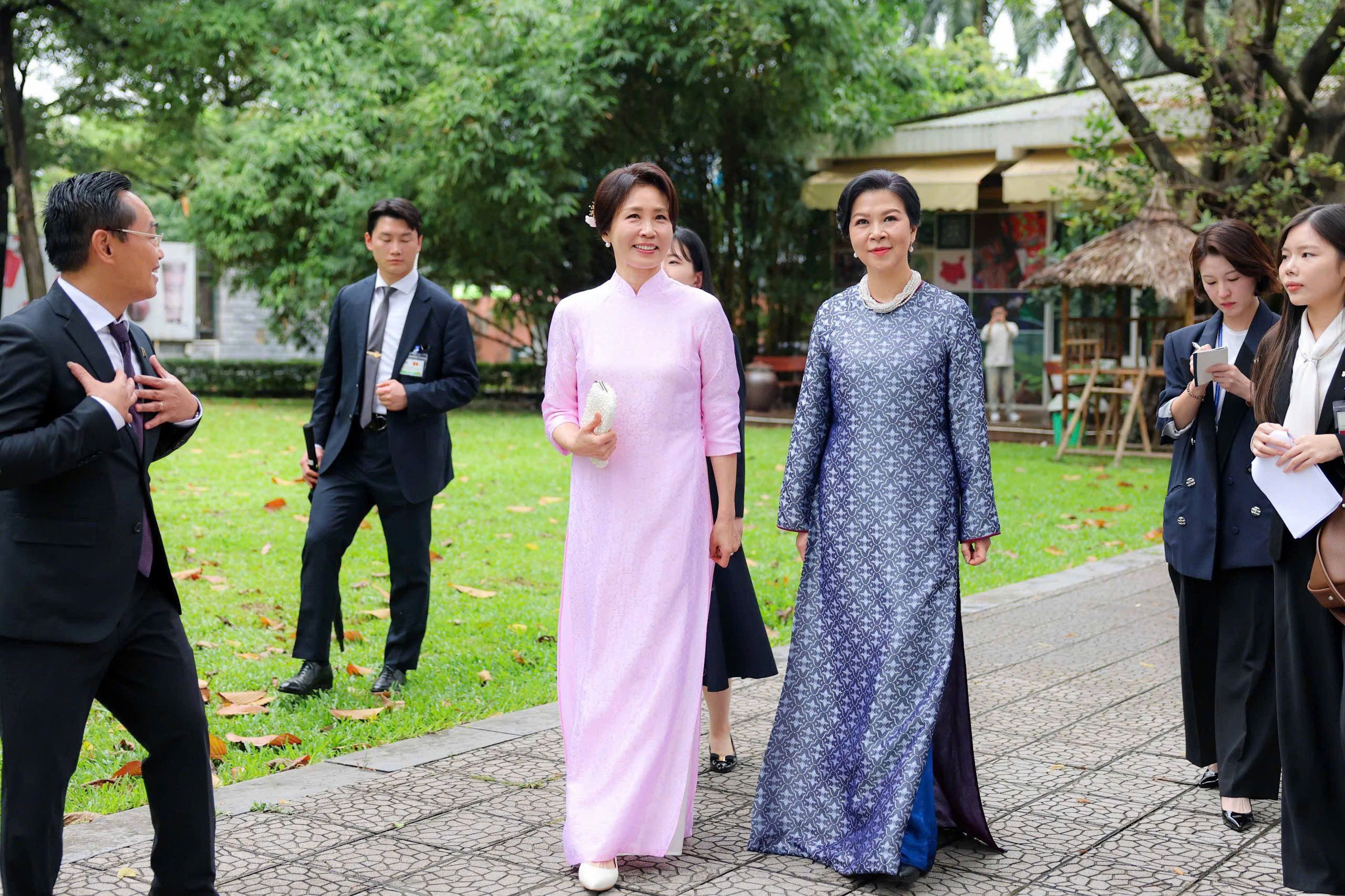 Hai Đệ nhất Phu nh&acirc;n Việt Nam - H&agrave;n Quốc thăm Bảo t&agrave;ng D&acirc;n tộc học Việt Nam - Ảnh 9.