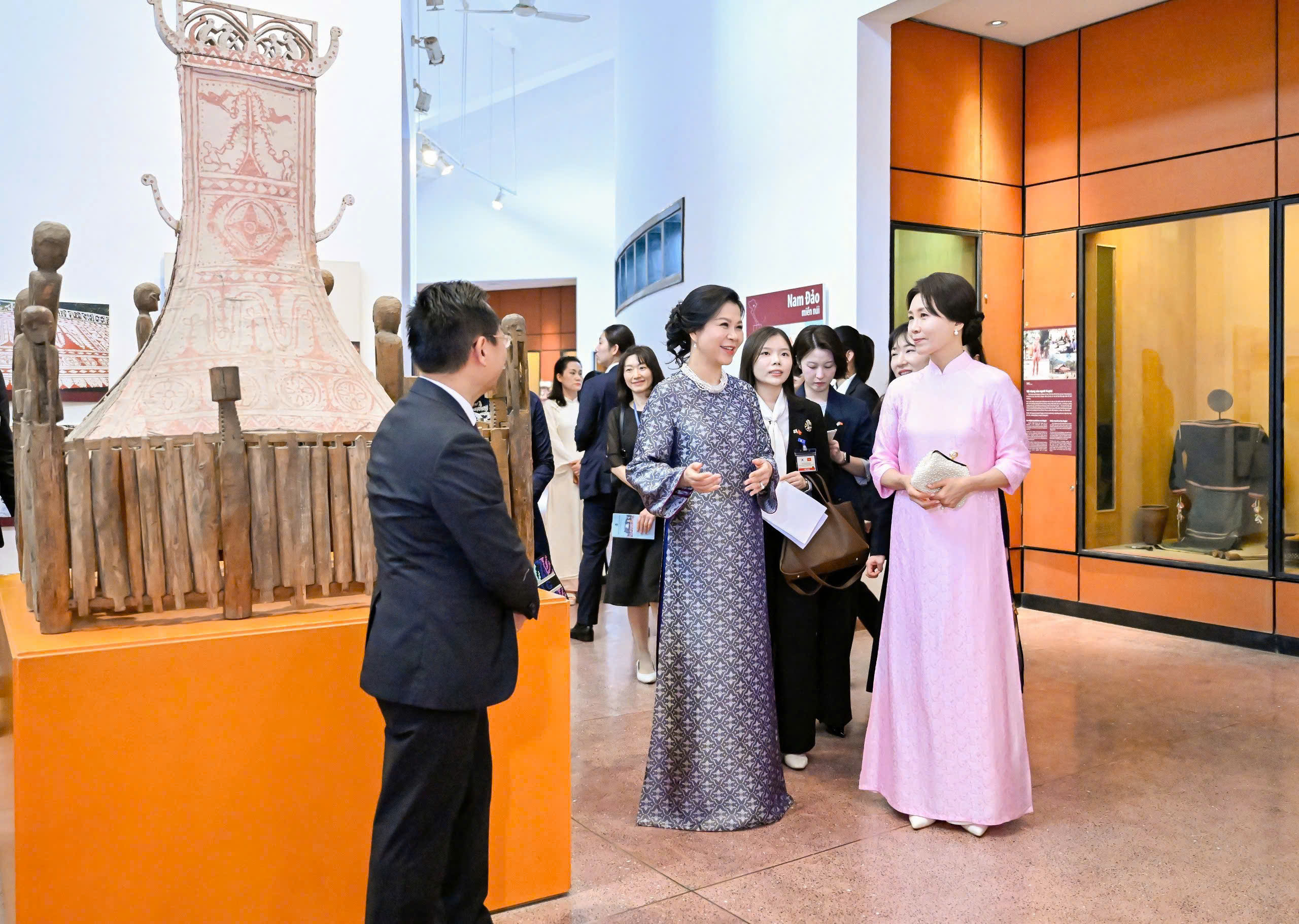 Hai Đệ nhất Phu nh&acirc;n Việt Nam - H&agrave;n Quốc thăm Bảo t&agrave;ng D&acirc;n tộc học Việt Nam - Ảnh 5.
