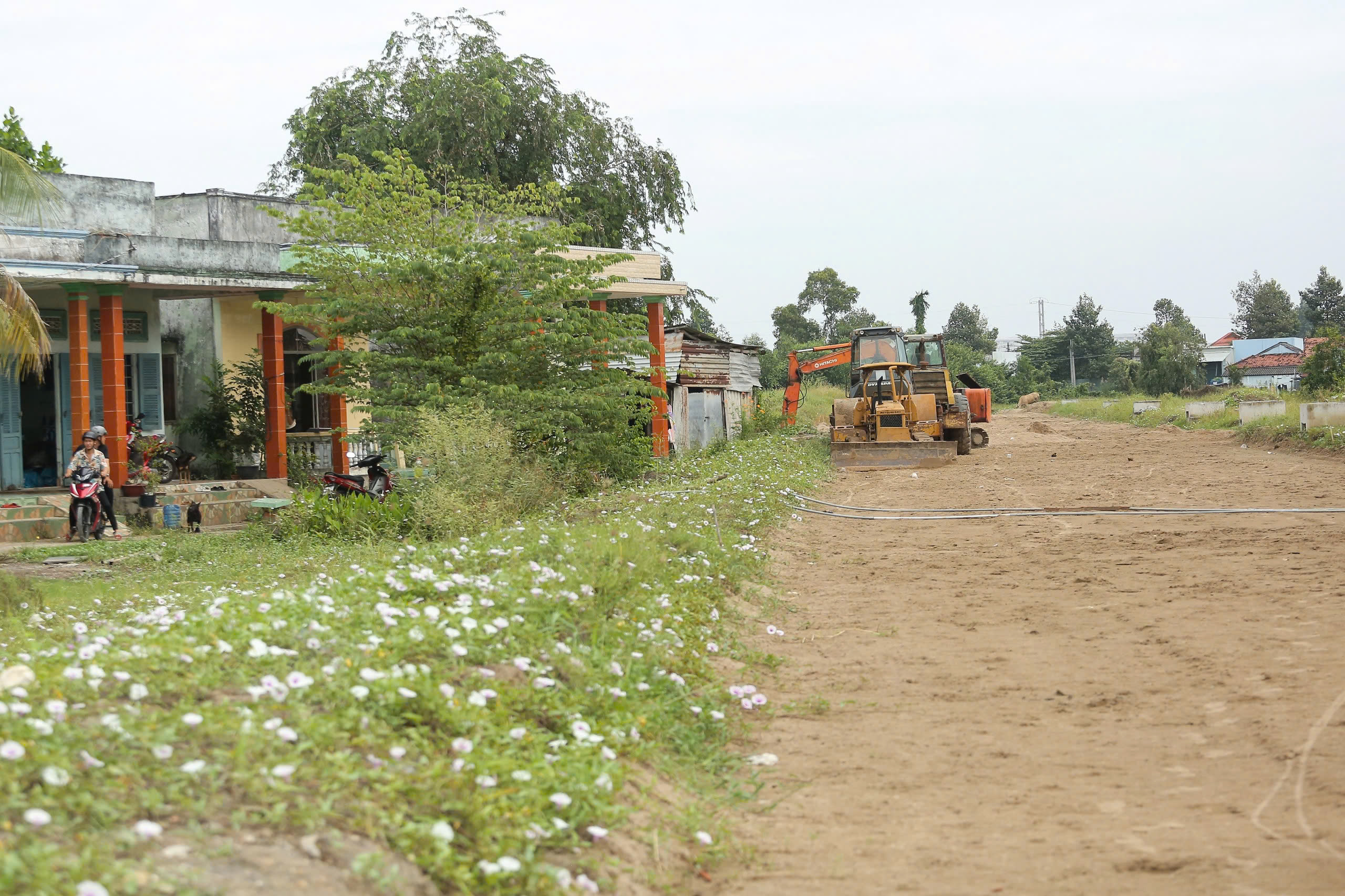 Dự án đường ĐT830E 2026 vẫn vướng mặt bằng hơn 50 hộ chưa di dời - Ảnh 2.