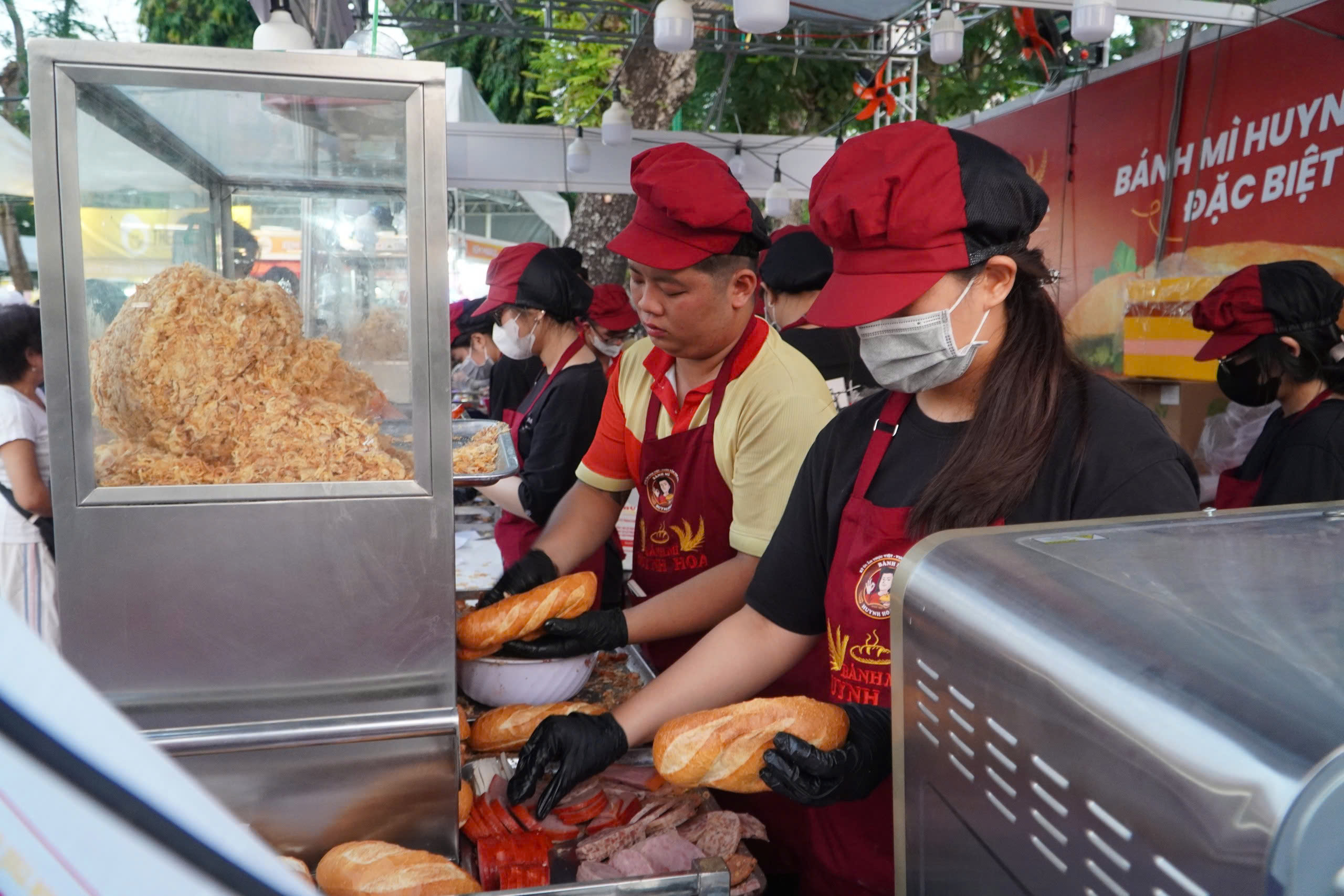 Lễ hội b&aacute;nh m&igrave; TPHCM 2026 thu h&uacute;t h&agrave;ng ng&agrave;n người d&acirc;n thưởng thức ẩm thực đặc sắ - Ảnh 11.