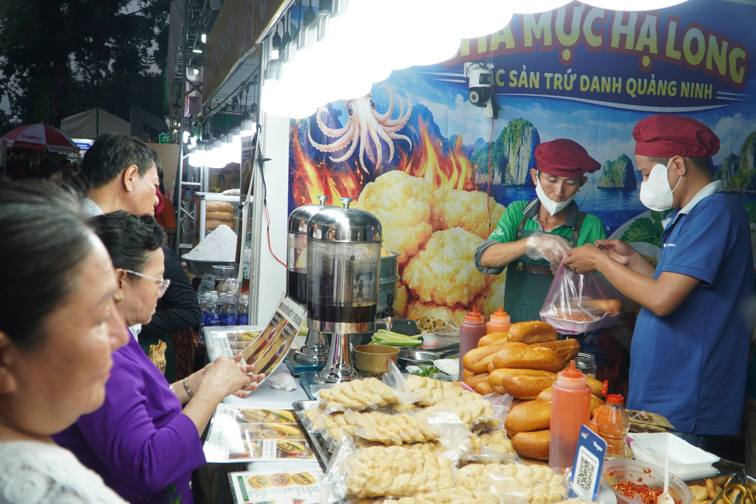 Lễ hội b&aacute;nh m&igrave; TPHCM 2026 thu h&uacute;t h&agrave;ng ng&agrave;n người d&acirc;n thưởng thức ẩm thực đặc sắ - Ảnh 7.