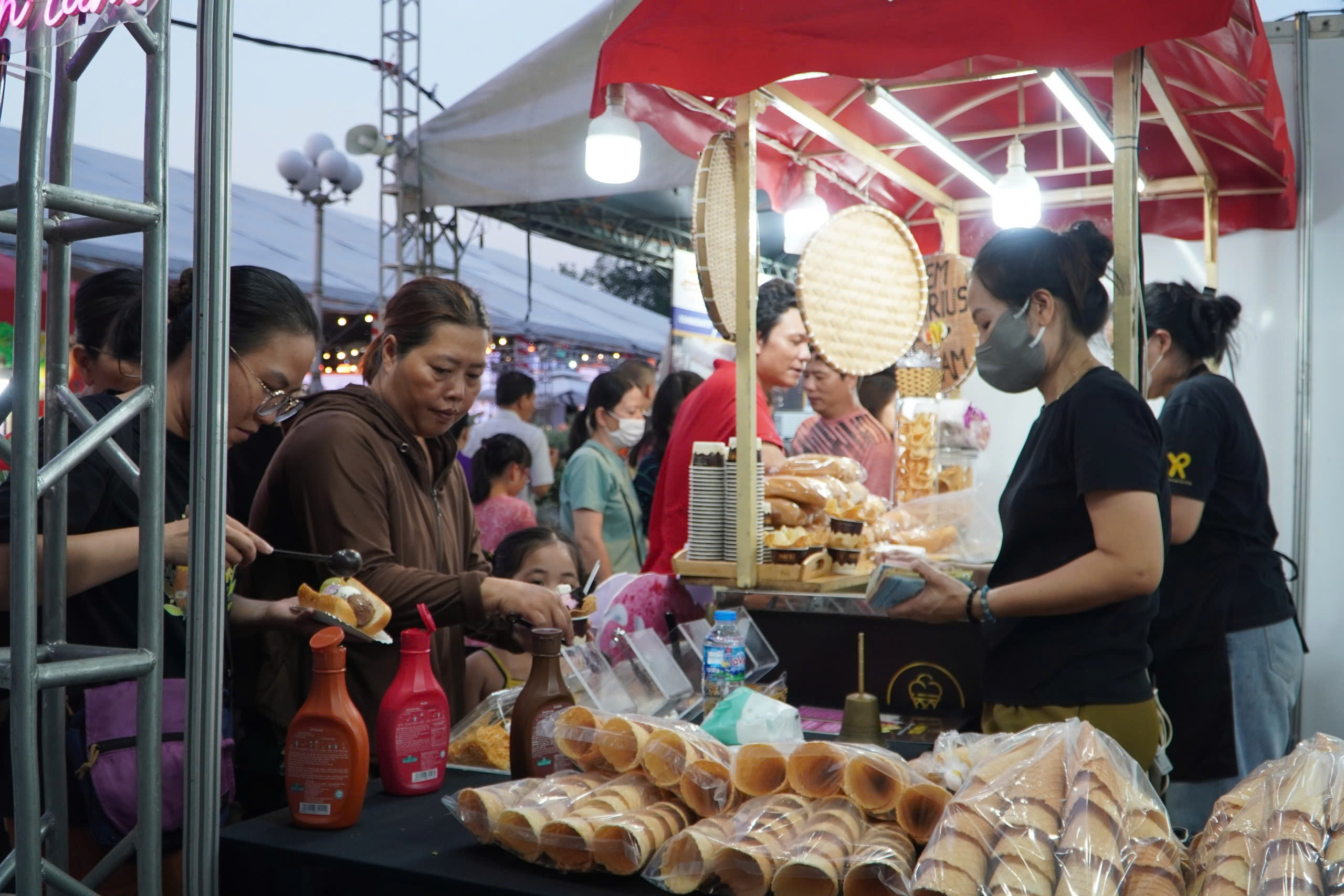 Lễ hội b&aacute;nh m&igrave; TPHCM 2026 thu h&uacute;t h&agrave;ng ng&agrave;n người d&acirc;n thưởng thức ẩm thực đặc sắ - Ảnh 3.