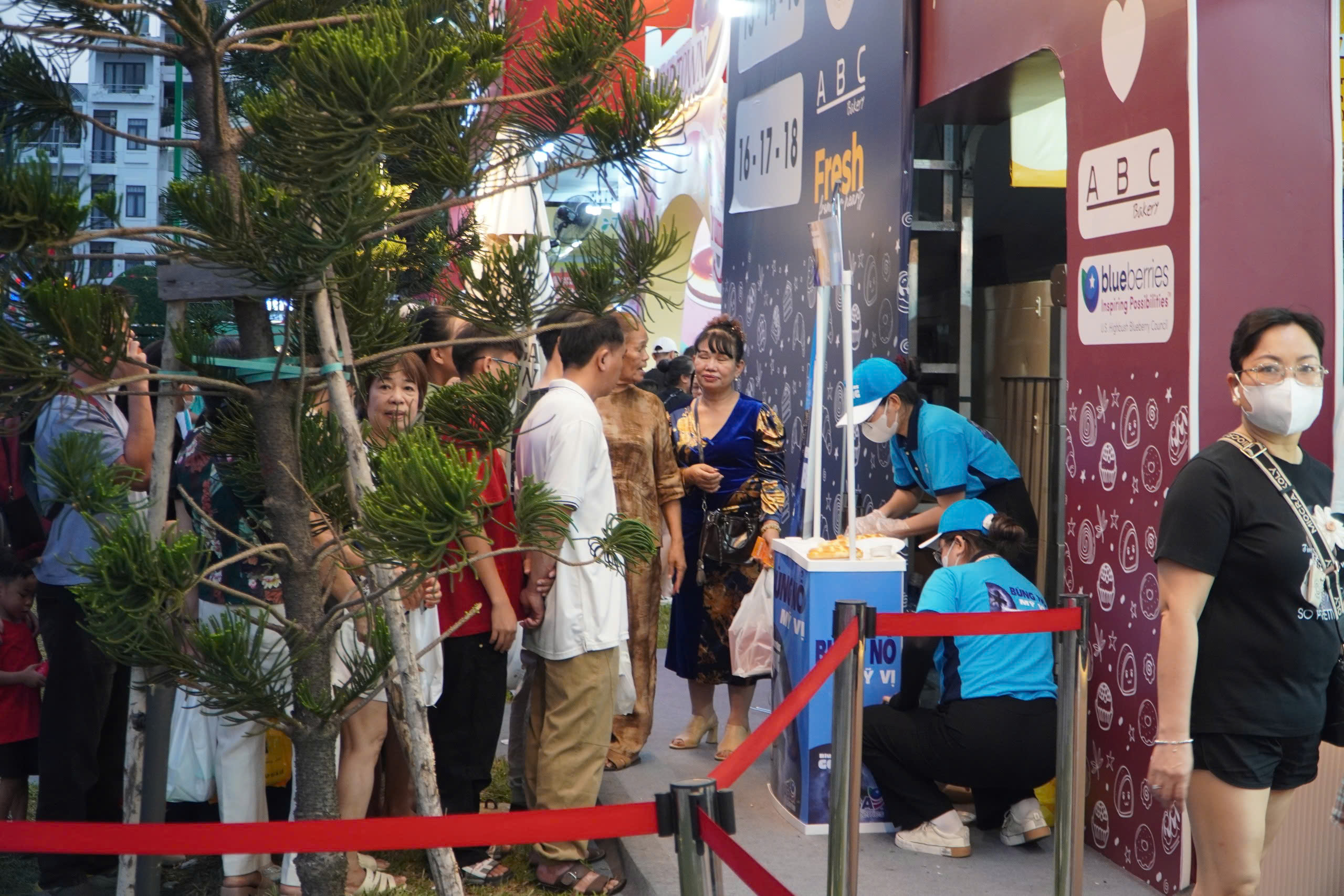 Lễ hội b&aacute;nh m&igrave; TPHCM 2026 thu h&uacute;t h&agrave;ng ng&agrave;n người d&acirc;n thưởng thức ẩm thực đặc sắ - Ảnh 2.