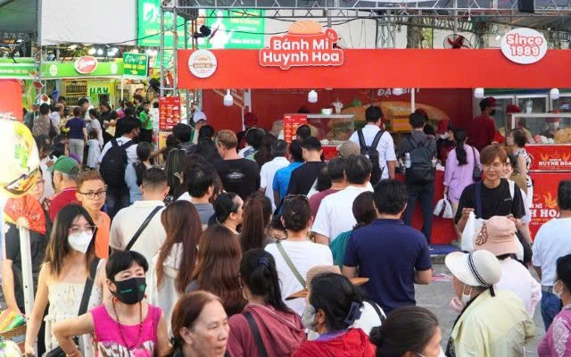 Lễ hội b&aacute;nh m&igrave; TPHCM 2026 thu h&uacute;t h&agrave;ng ng&agrave;n người d&acirc;n thưởng thức ẩm thực đặc sắ - Ảnh 9.
