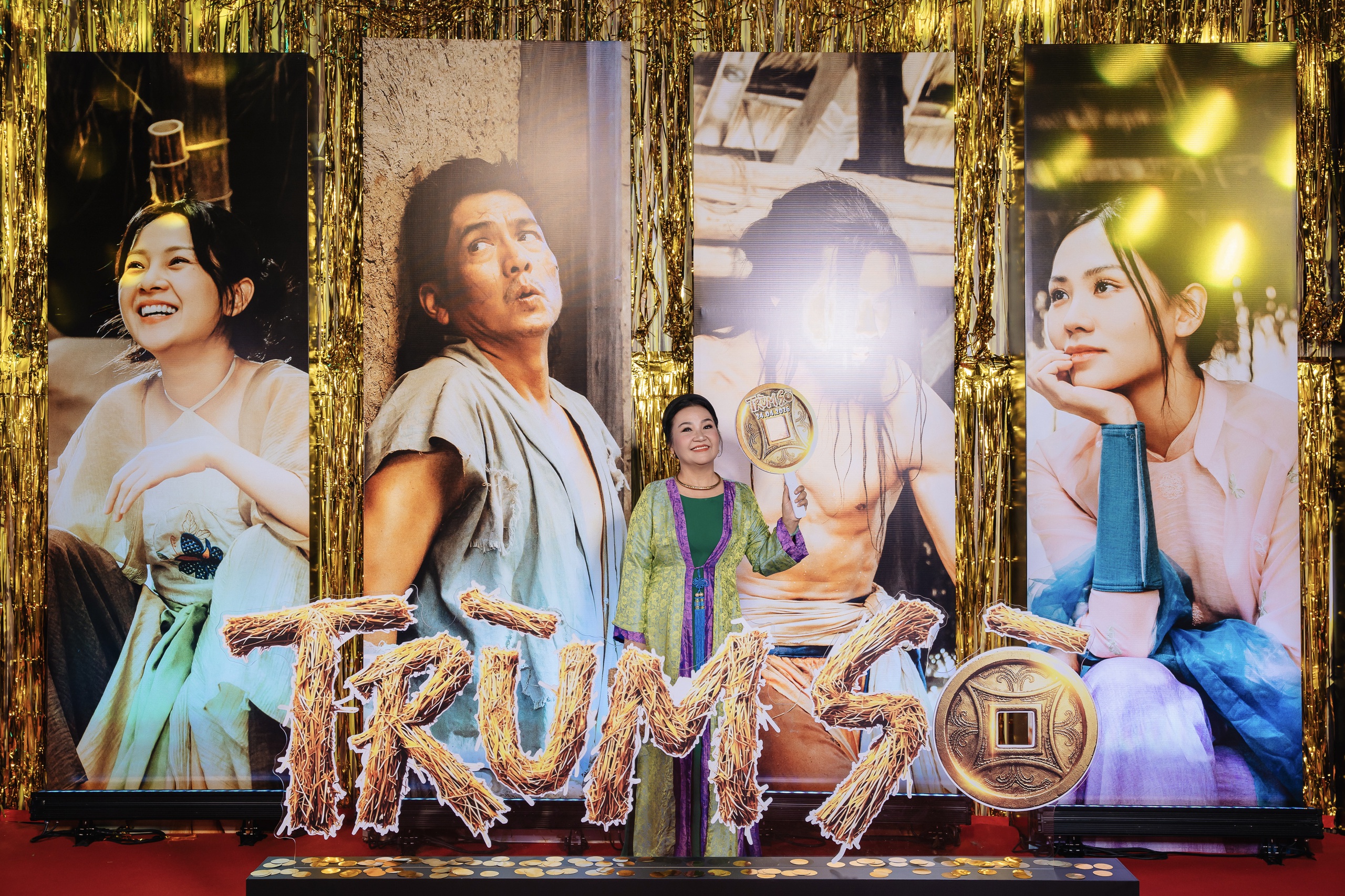 Võ Điền Gia Huy gây sốt khi ôm hoa đến tặng Tam Triều Dâng - Ảnh 4.