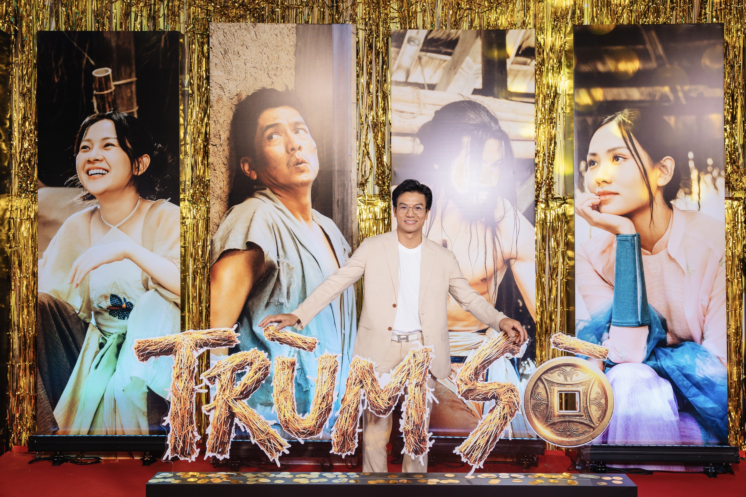 Võ Điền Gia Huy gây sốt khi ôm hoa đến tặng Tam Triều Dâng - Ảnh 9.